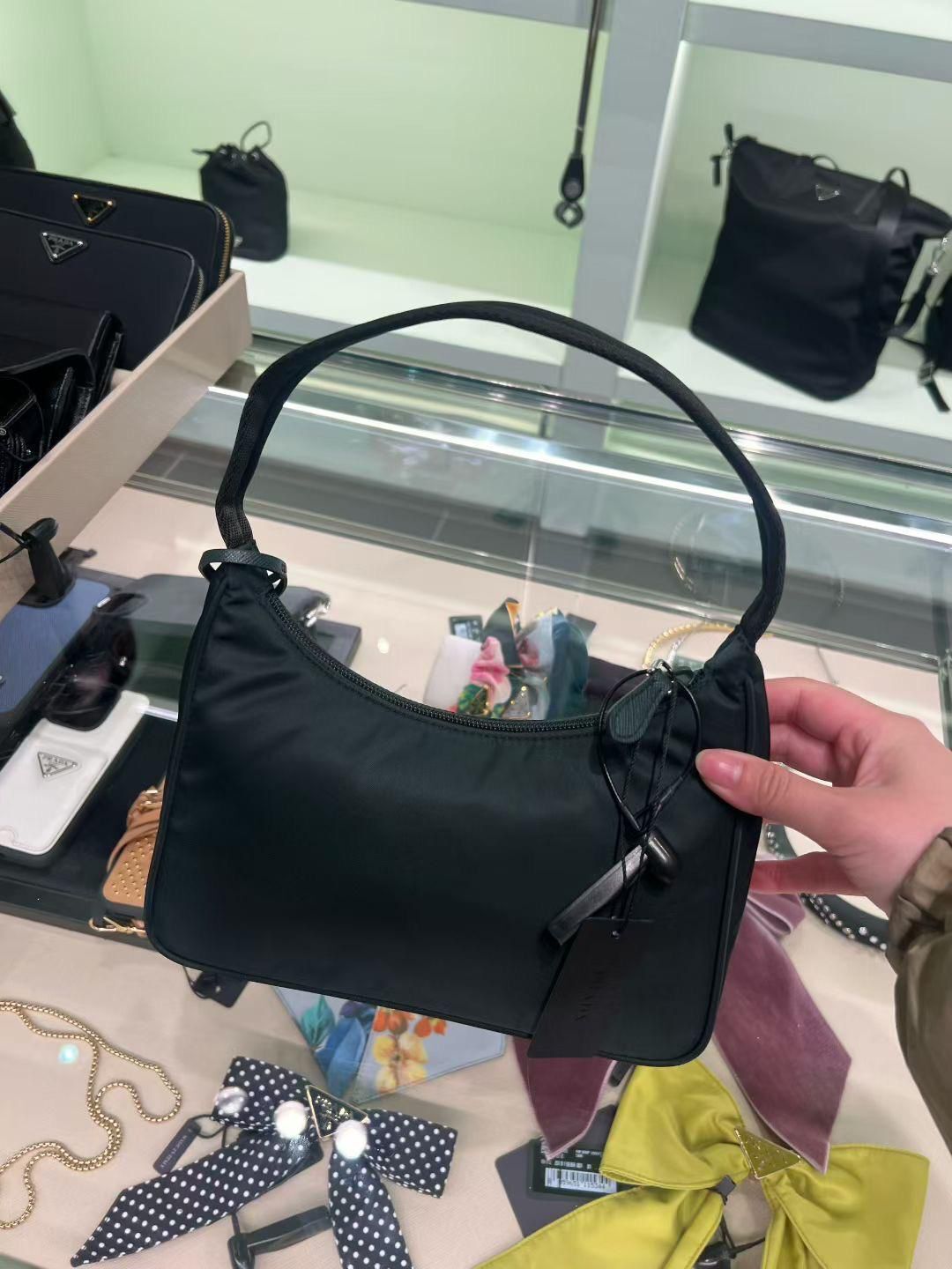 Outlet Prada Re-Edition 2000 Hobo Bag