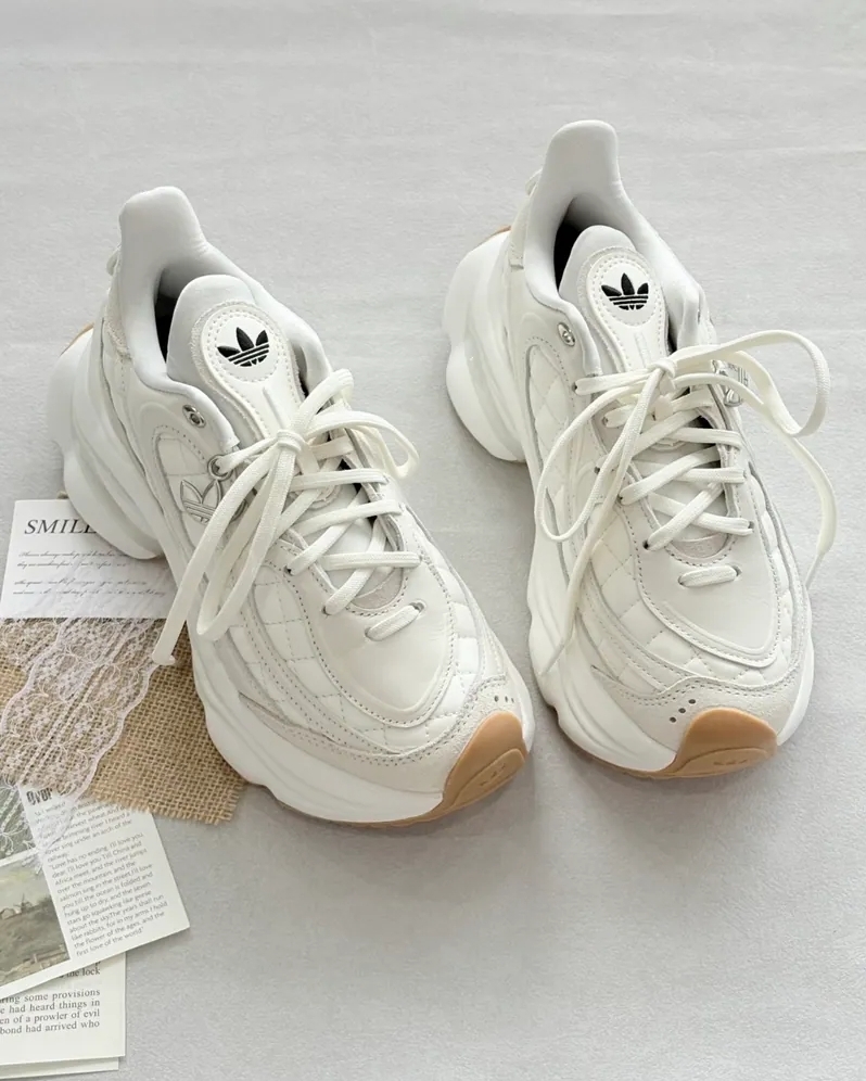 【宋雨琦同款】 ADIDAS OZVENUZ 小香風 浮蝶鞋 老爹鞋 菱格紋 奶油白 米白 焦糖底 蝴蝶鞋 增高 厚底 女鞋 HQ2643