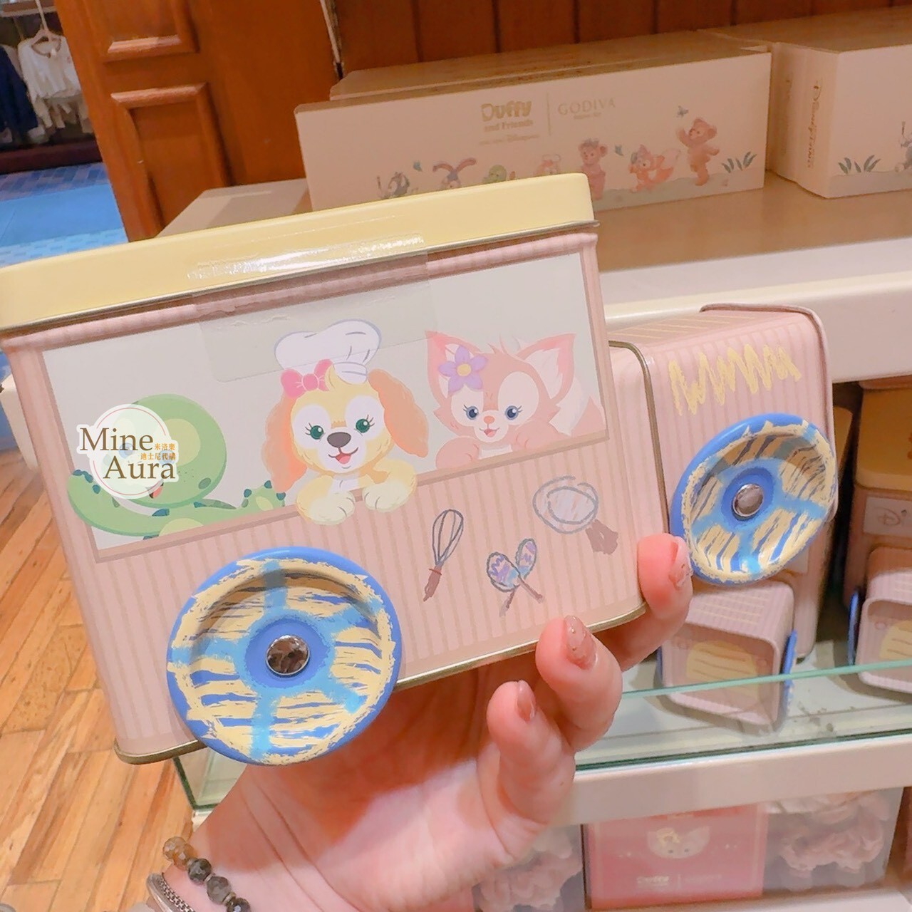 達菲 Duffy 與好友們 巧克力 汽車造型 鐵盒 -香港迪士尼樂園