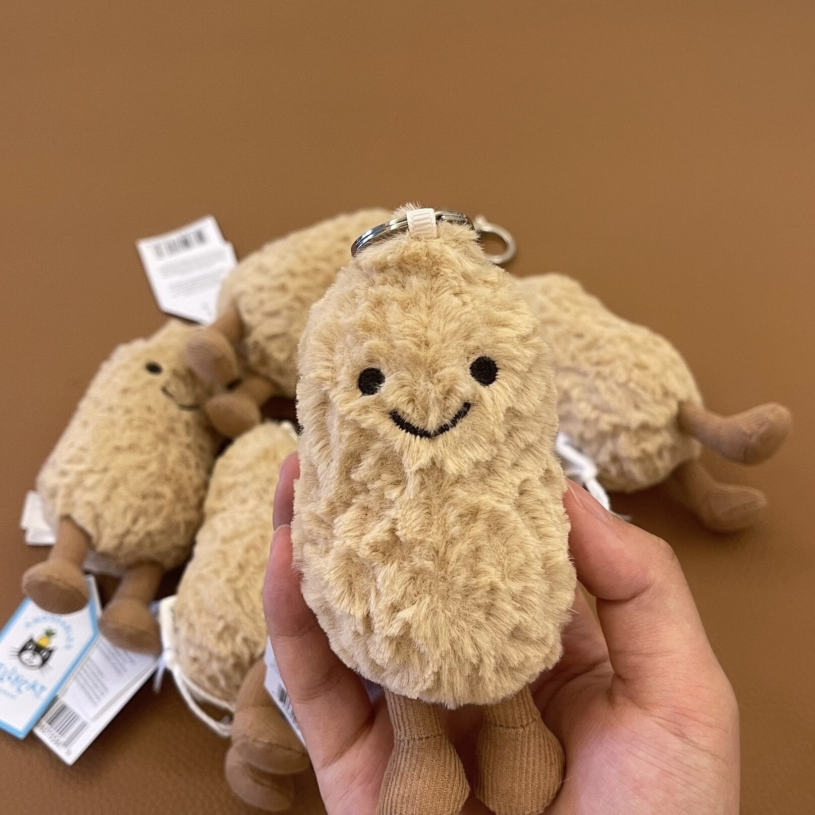 代購-JELLYCAT 趣味食物系列 Amuseables Peanut Bag Charm <好事花生> 花生吊飾 棕色 玩偶 毛絨掛件 坐姿12cm