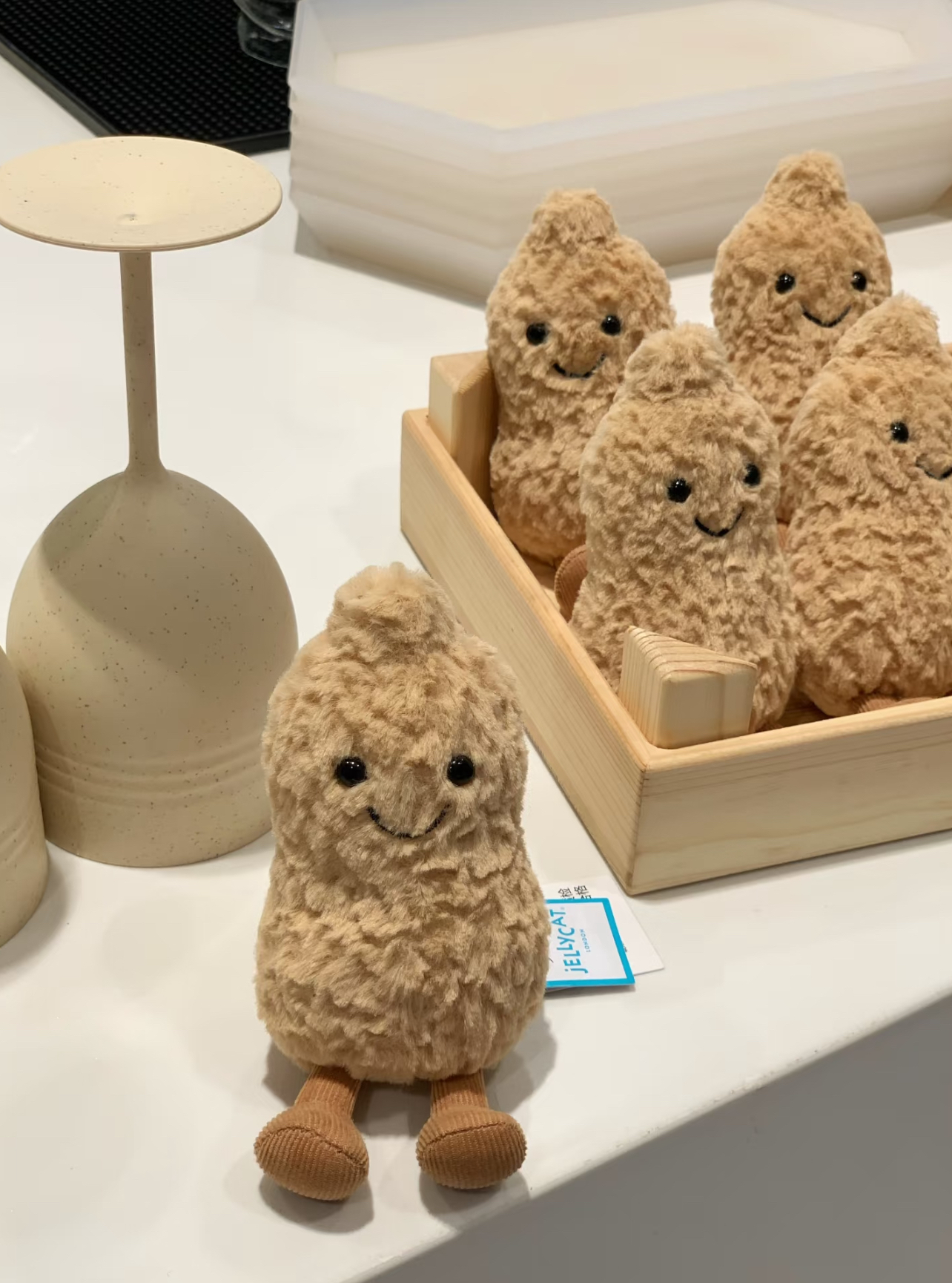 代購-JELLYCAT 趣味食物系列 Amuseables Peanut Bag Charm <好事花生> 花生吊飾 棕色 玩偶 毛絨掛件 坐姿12cm