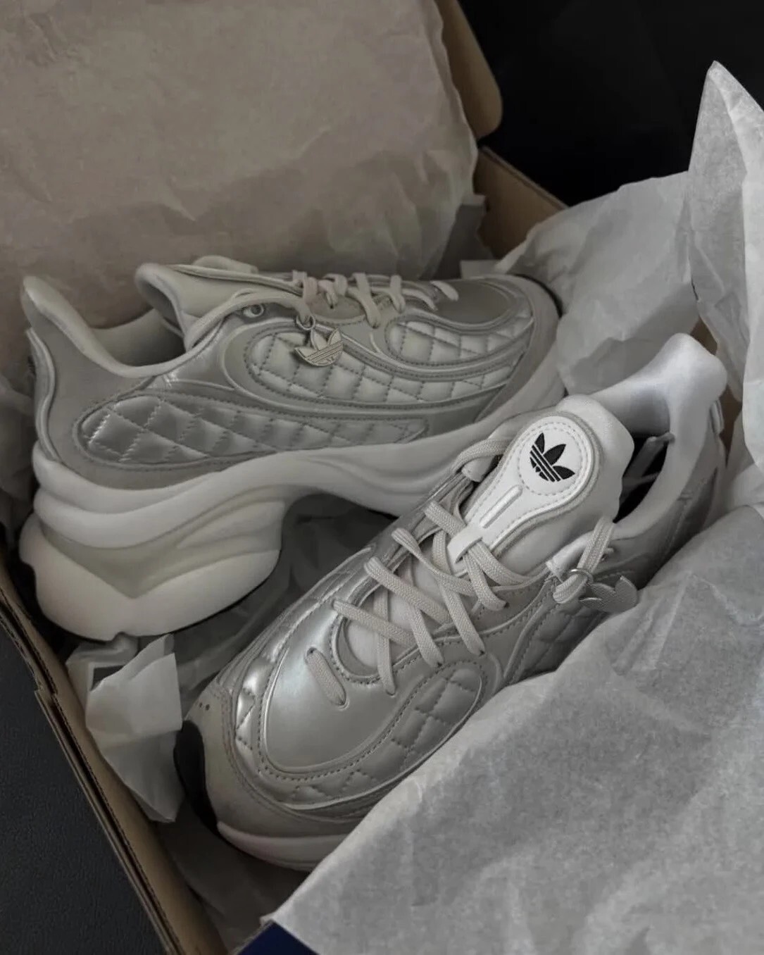 KTQ STORE ‧ Adidas Originals Ozvenuz 浮蝶鞋 小香風 菱格紋厚底 老爹鞋 白銀KJ3971 黑KJ3972