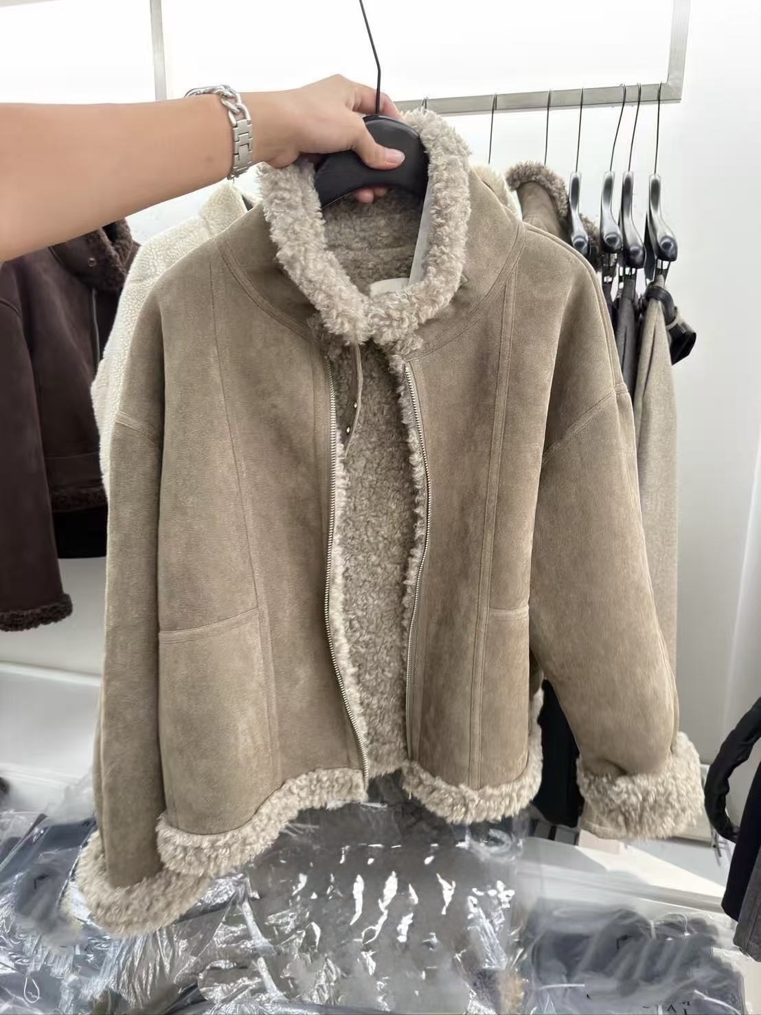 661 羔羊絨麂皮翻領皮外