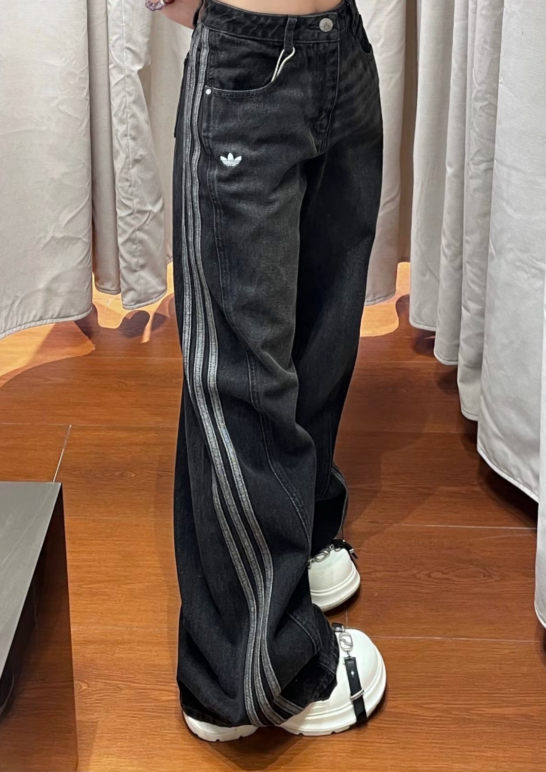 【代購】adidas 宋雨琦 明星同款  ADI DENIM W 女款 黑色寬褲 彎刀褲 弧形剪裁 丹寧長褲 三條線 JX6865