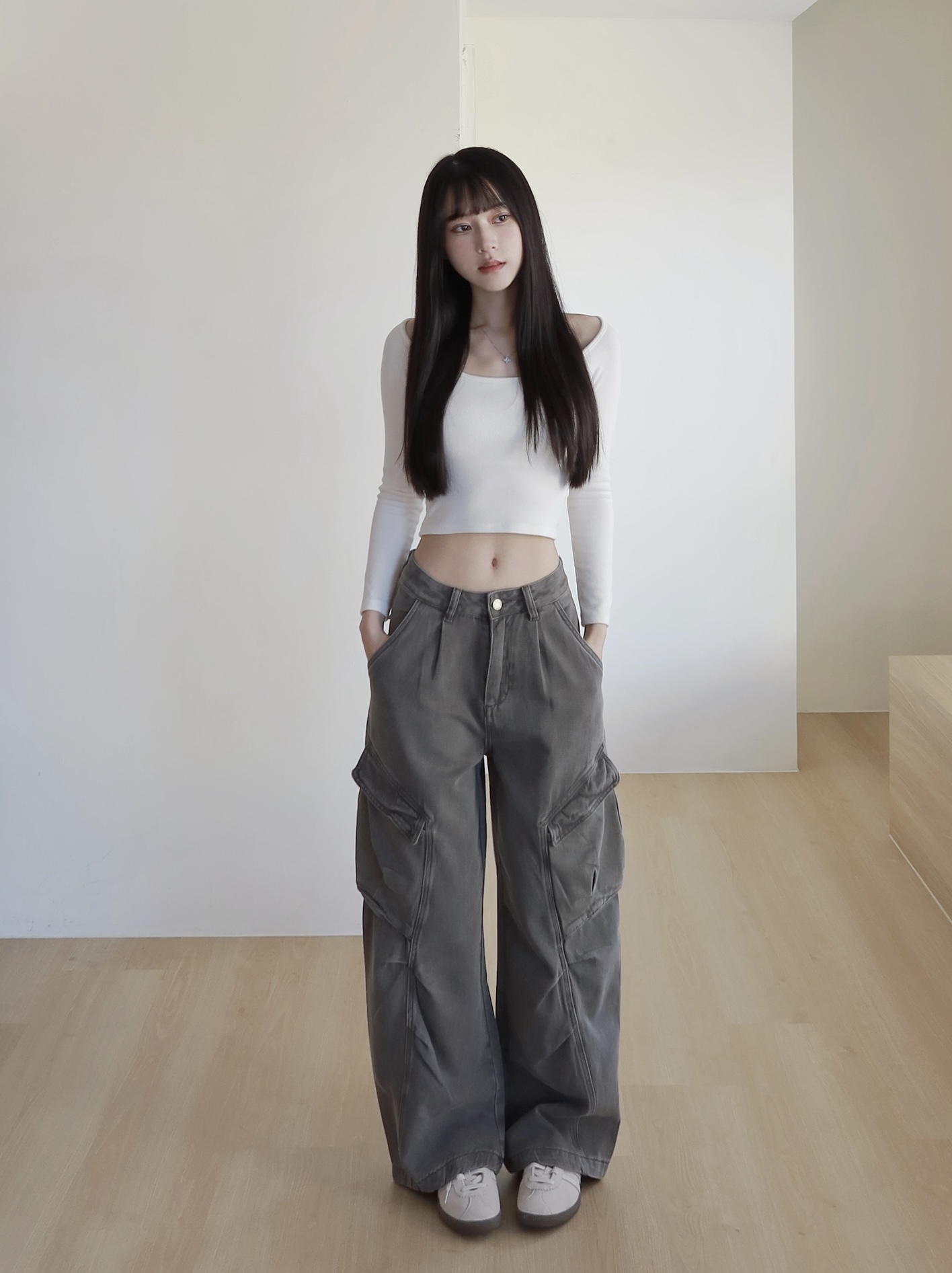 煙灰色工裝彎刀牛仔褲