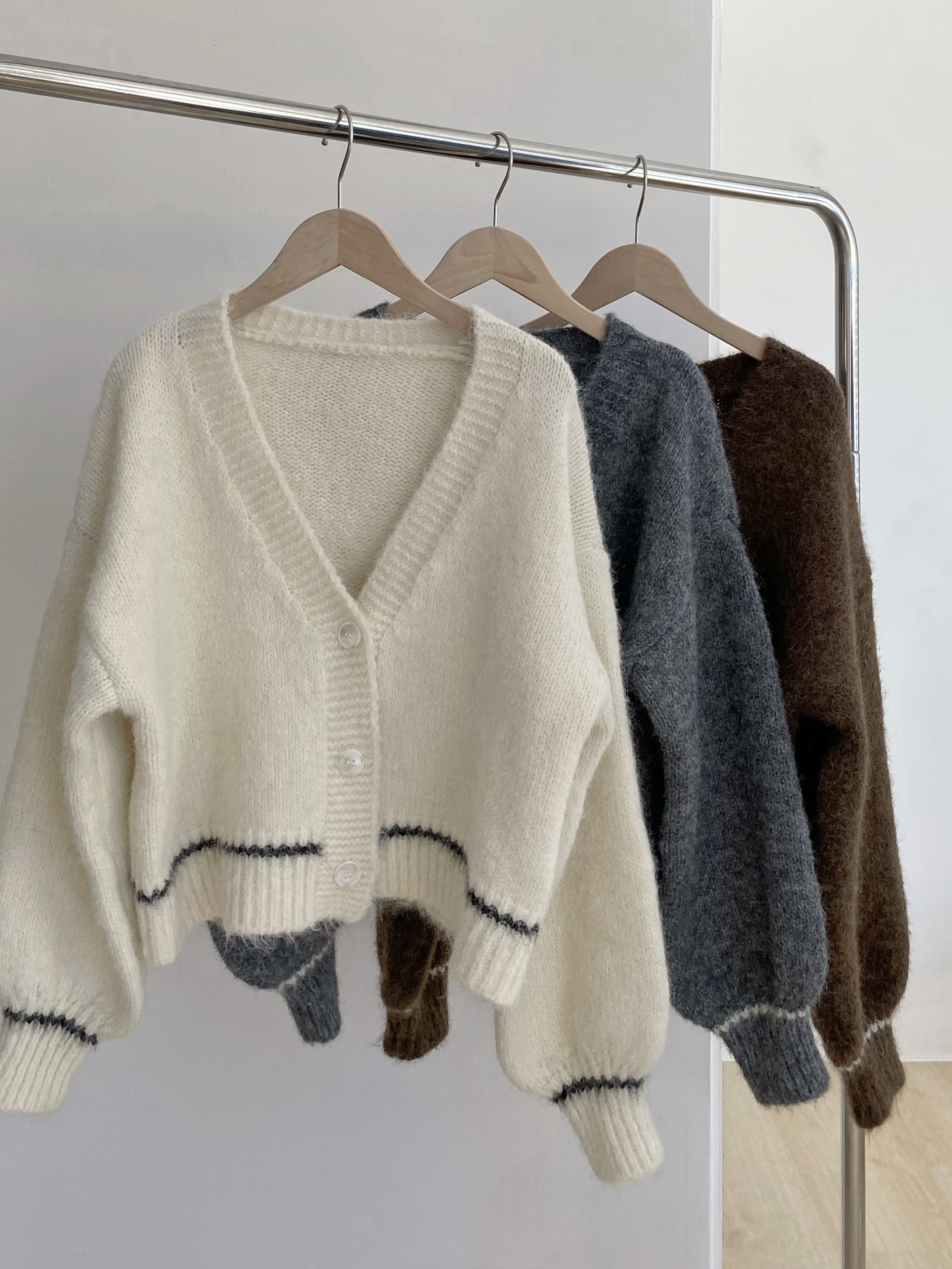 柔軟寬鬆V領針織毛衣