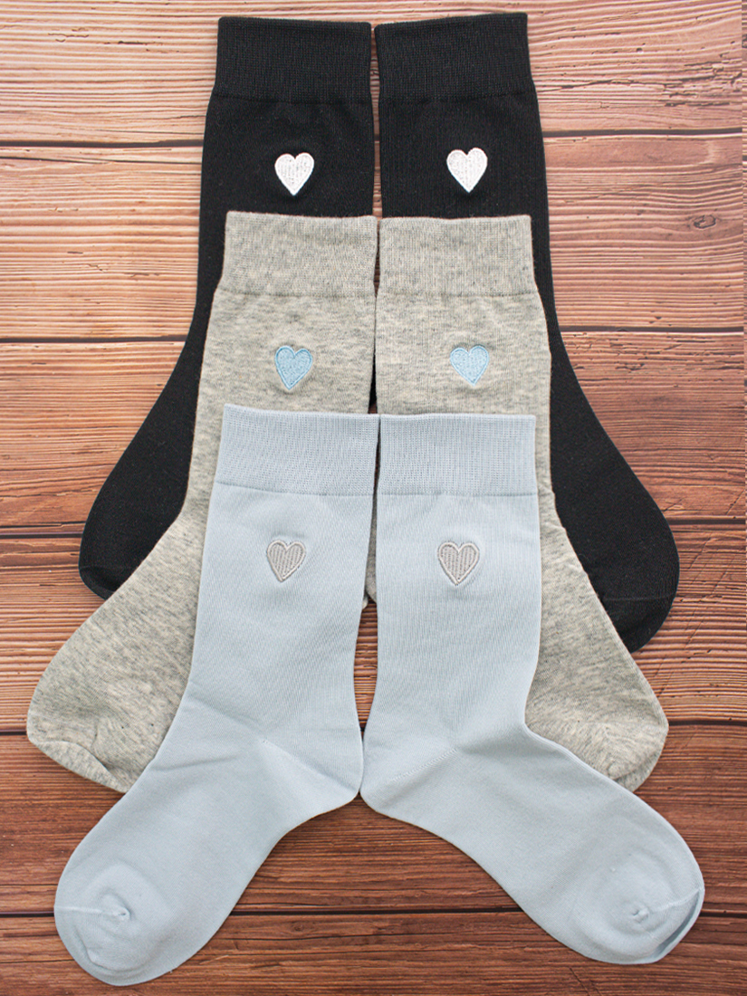 跳色愛心刺繡中筒襪