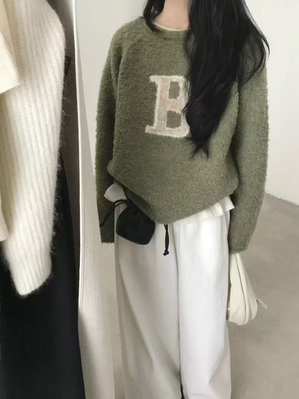 101 圈圈毛撞色字母B毛衣