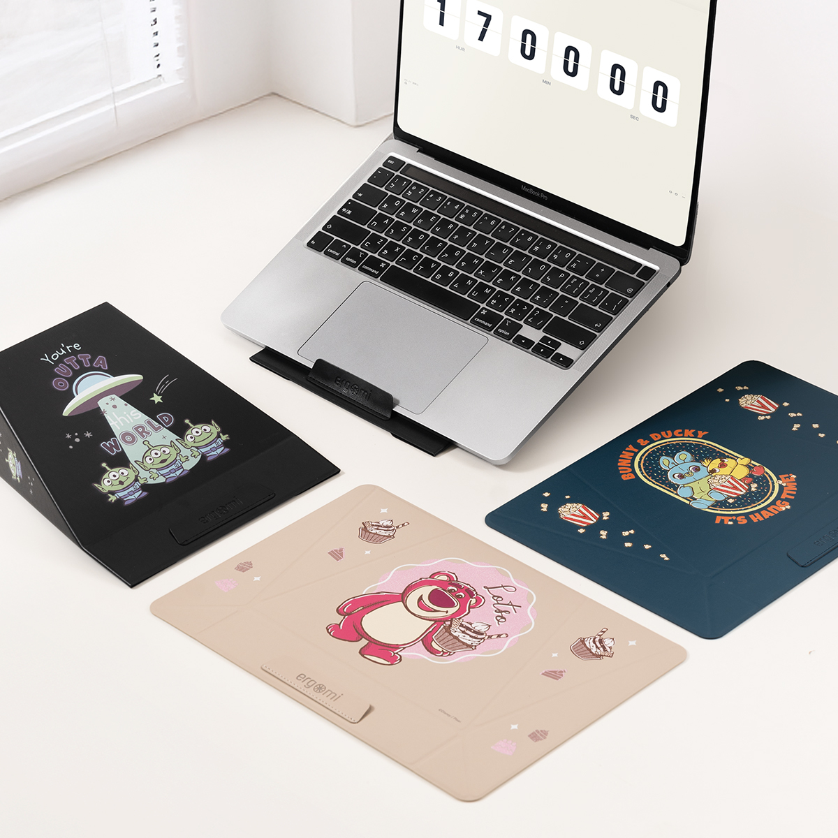 雲朵行動辦公組-玩具總動員 (筆電包+筆電平板支架）贈三合一鼠墊 【正版授權】