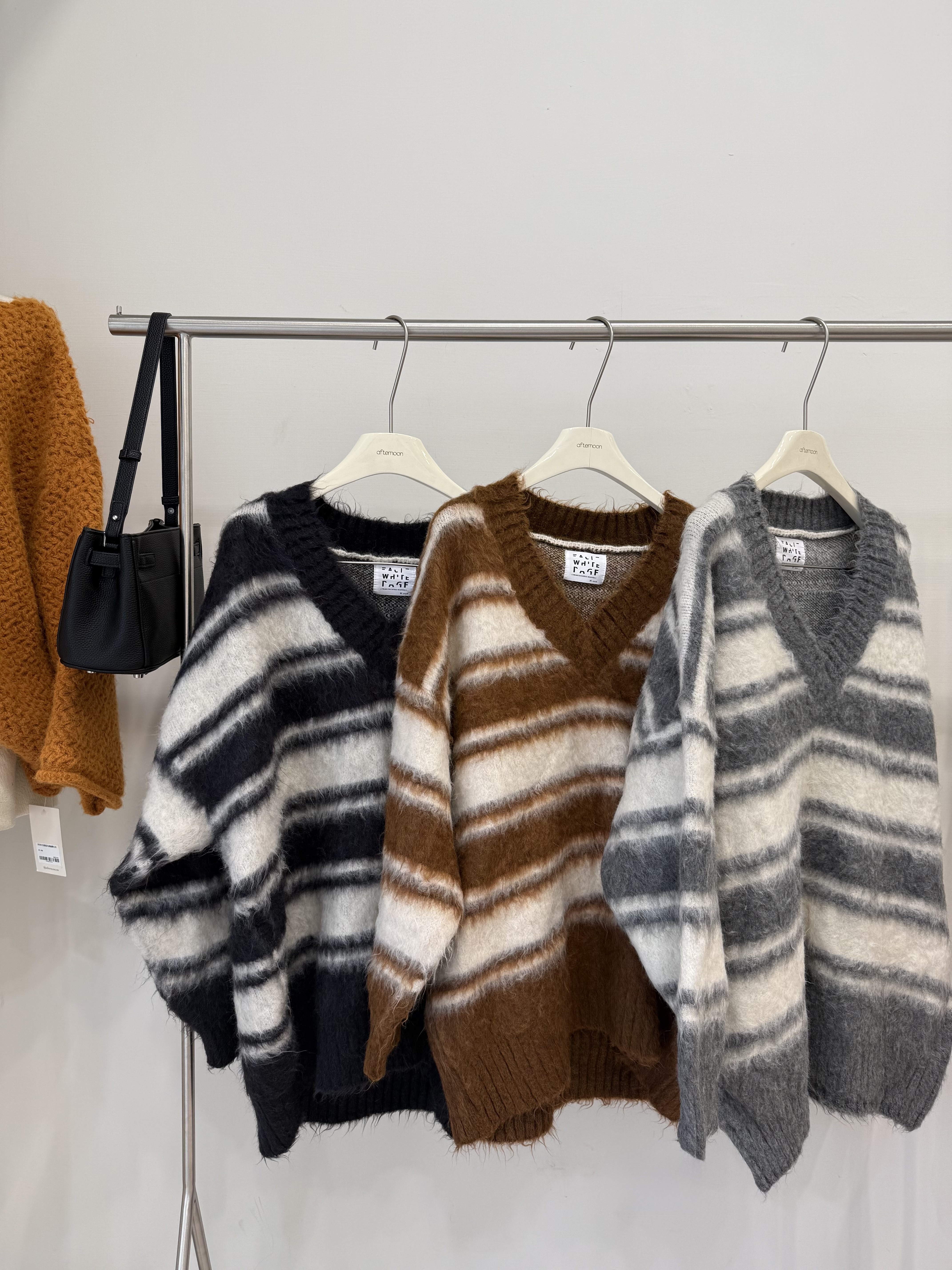 235 大V領暈染毛感條紋毛衣