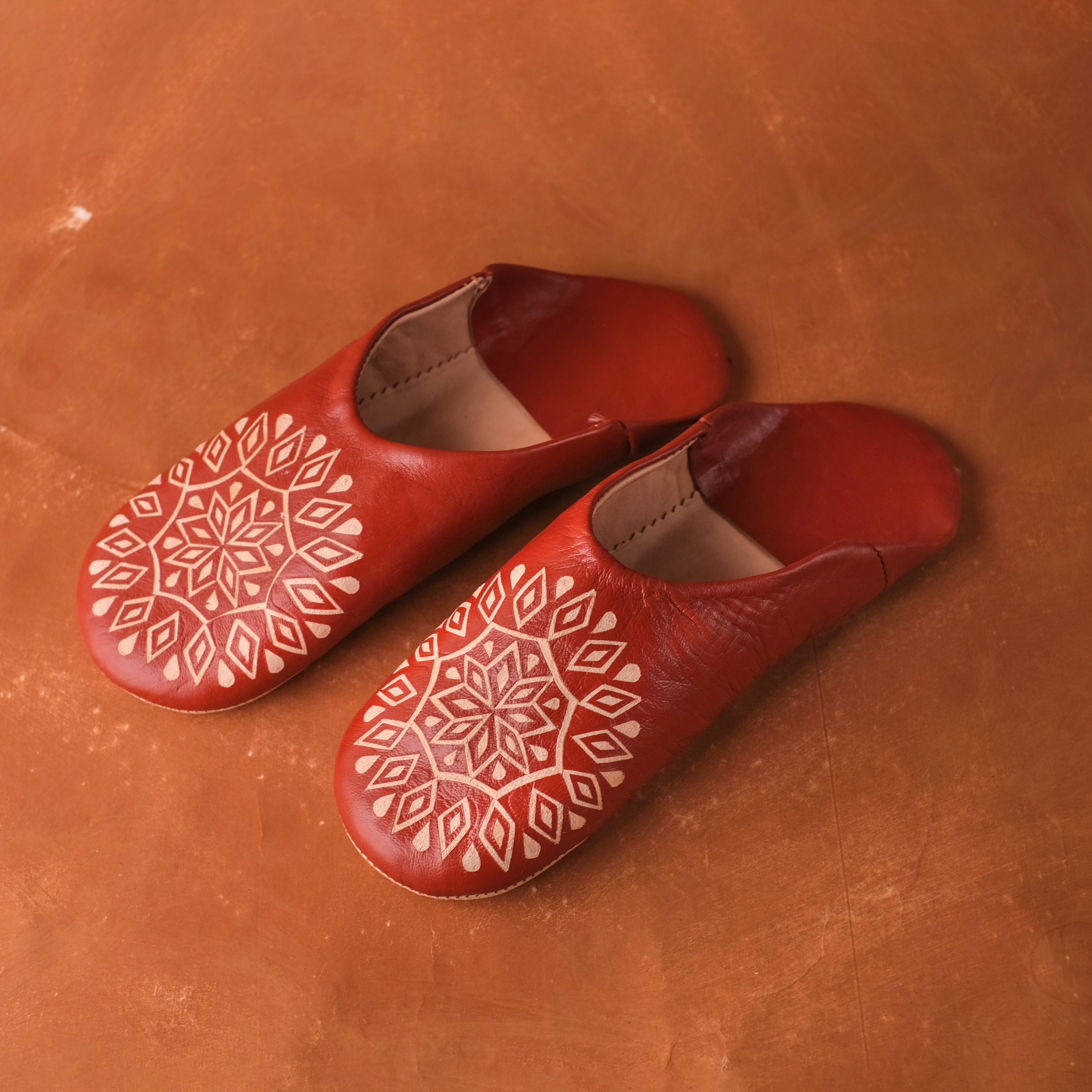 柏柏手工鞋 ｜刻紋紅棕 - 圓｜摩洛哥