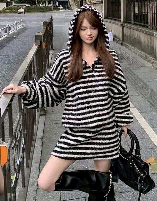 開釦QQ毛條紋連帽衣+褲裙