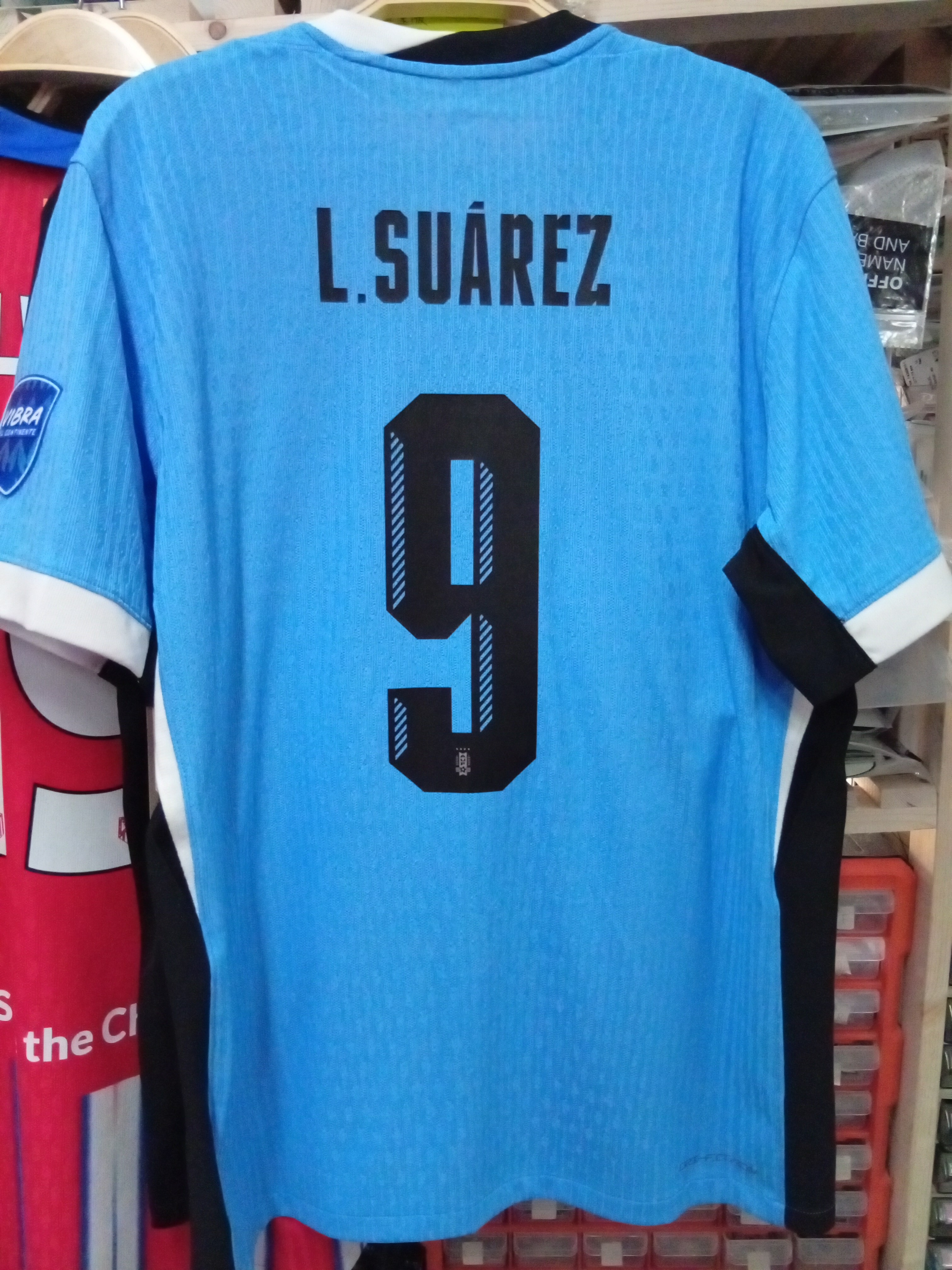 快船教練組有個成員被我的海報激怒了。 開始我只是拿出球衣，他看到我的衣服說come on。  後來我拿出海報我身邊的觀眾一起跟我喊cp3。他生氣回頭說一句“cp3 sucks”群眾更憤怒了😆😆, image size:3024x4032