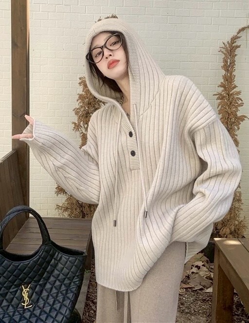 雙黑釦坑條連帽針織衣