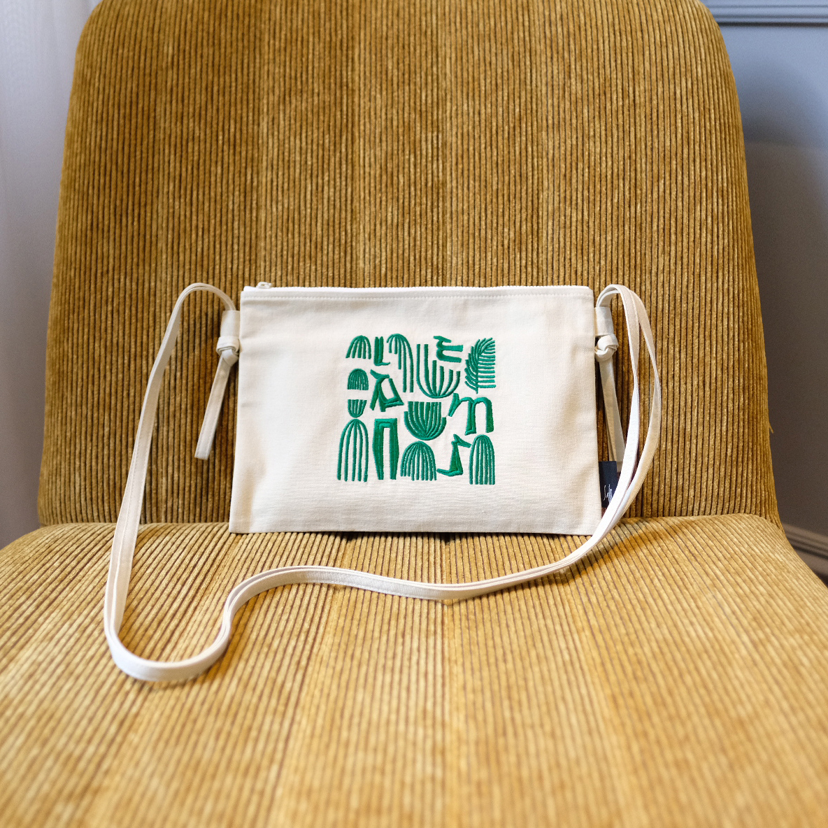 刺繡側背包 / 米色