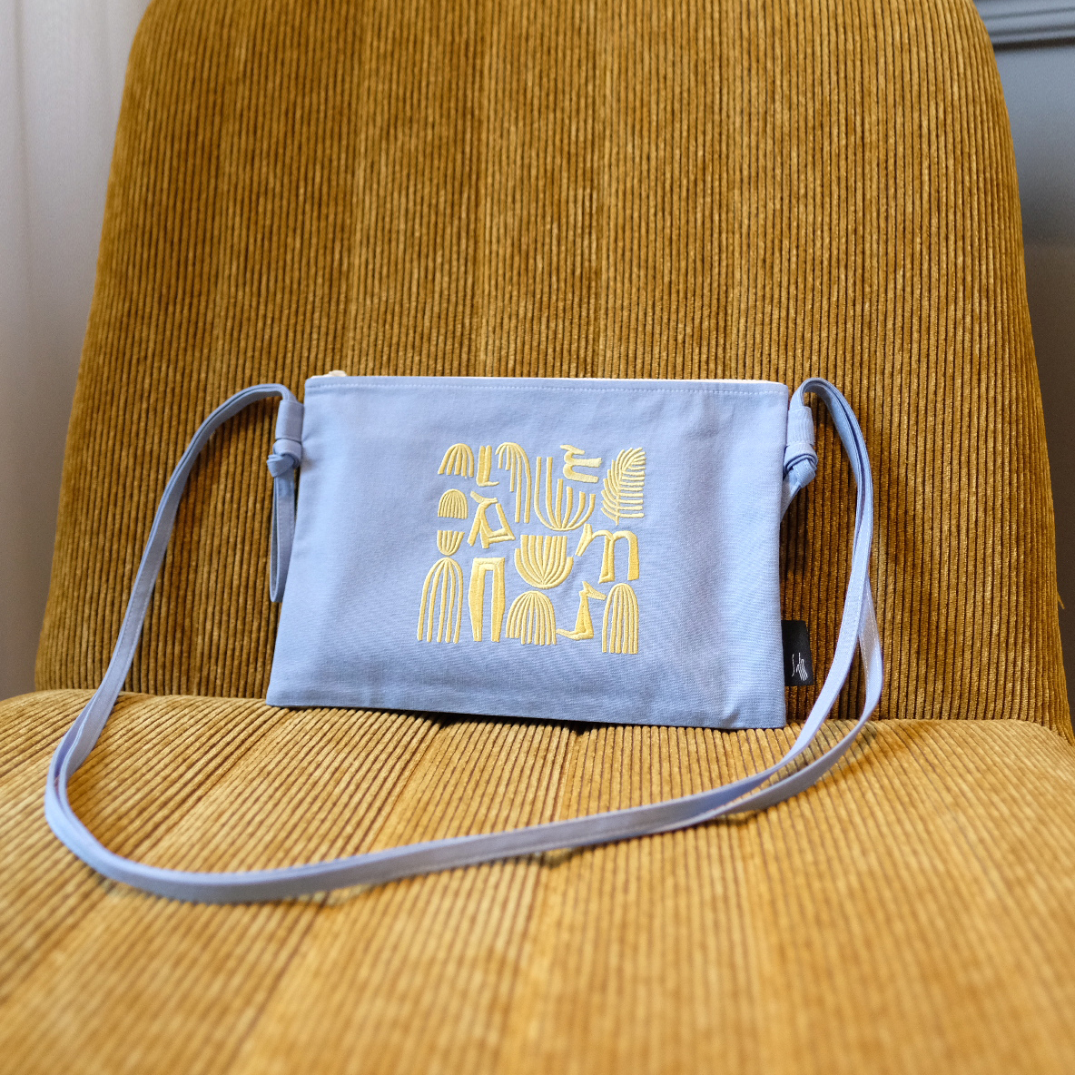 刺繡側背包 / 水藍