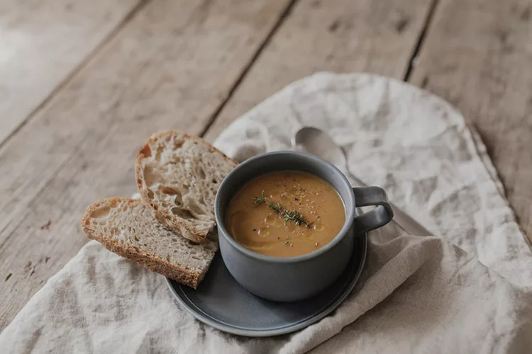 KINTO-FOG 陶瓷馬克杯，薄口杯緣，讓飲用更舒適，也適合作為濃湯杯使用