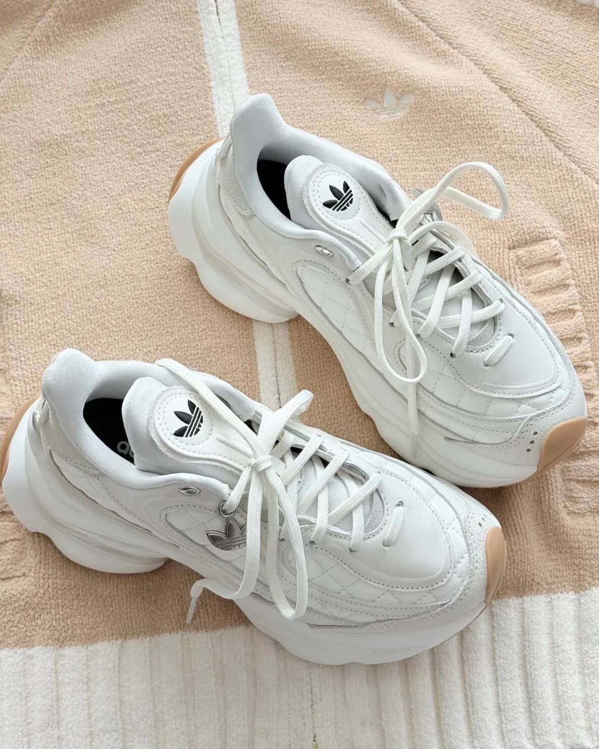 <宋雨琦同款 > ADIDAS OZVENUZ 小香風 菱格紋 奶油白 米白 焦糖底 增高 厚底 HQ2643