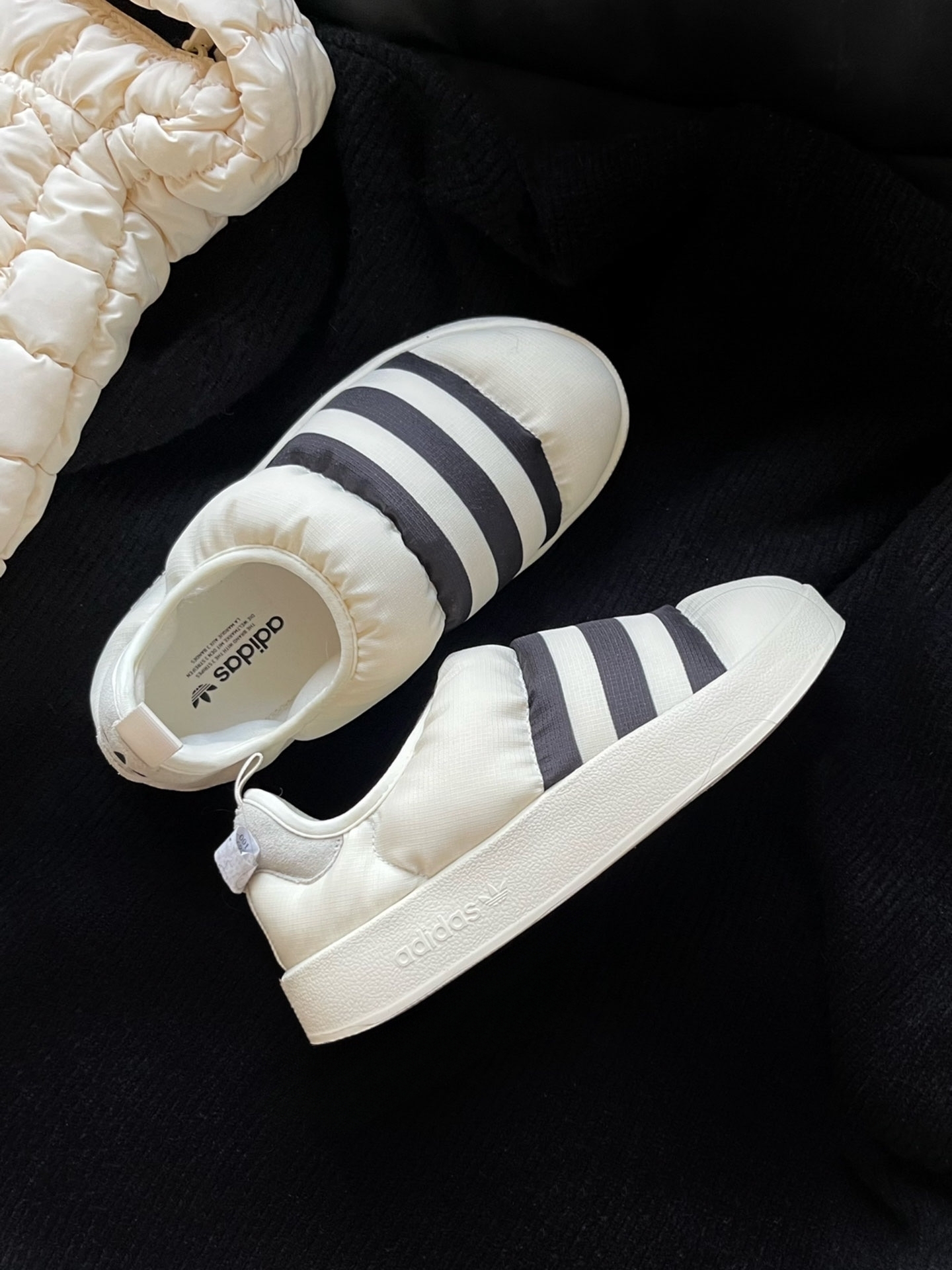 代購-Adidas Originals PUFFYLETTE 一蹬即穿 三條線 白麵包 男女同款 白黑 GY1593