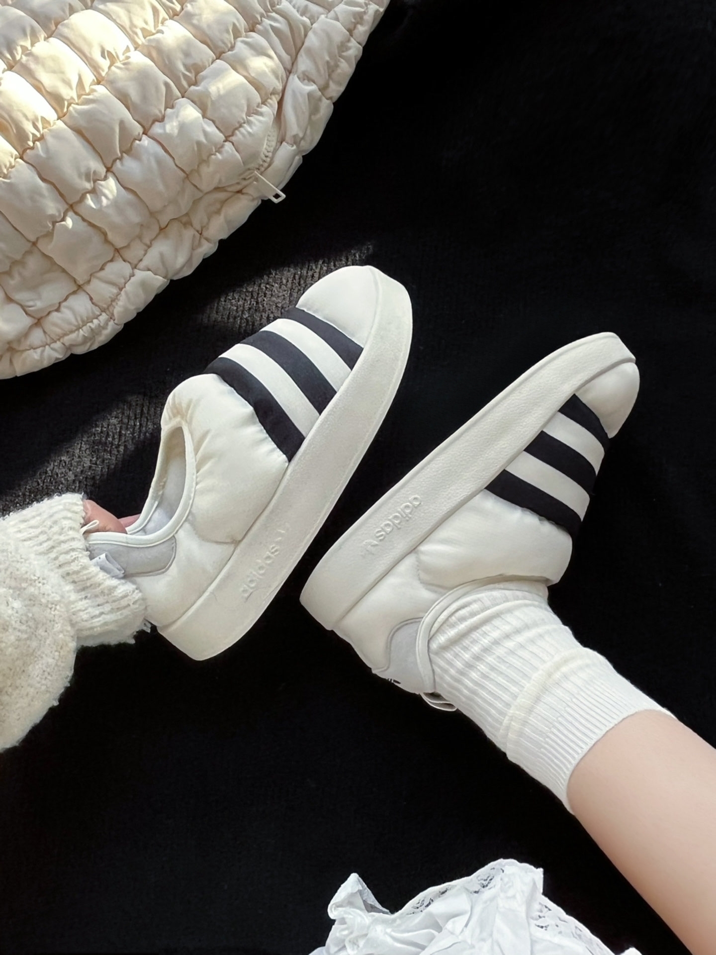 代購-Adidas Originals PUFFYLETTE 一蹬即穿 三條線 白麵包 男女同款 白黑 GY1593