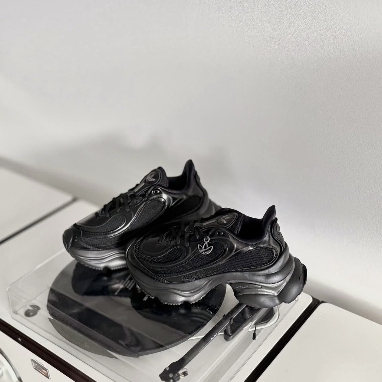 ADIDAS ORIGINALS OZVENUZ 全黑 浮蝶鞋 厚底增高 老爹鞋 女鞋 愛迪達 JS2468