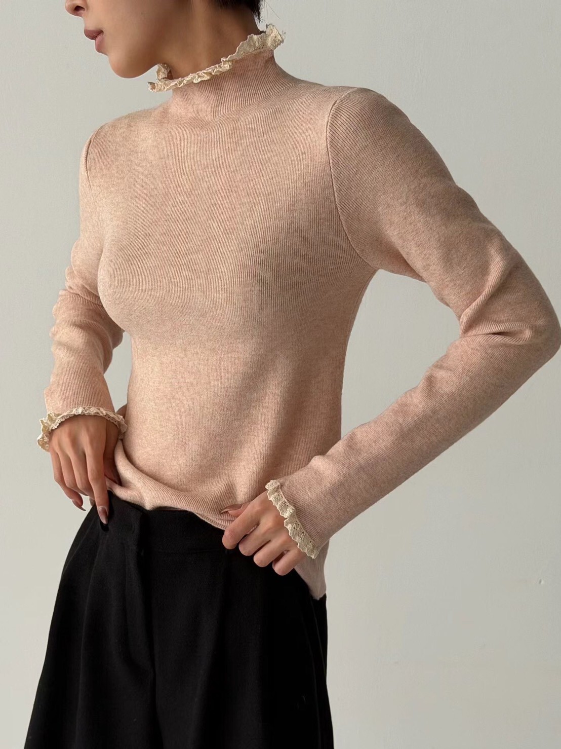 Marie Marie 溫柔感荷葉邊半高領針織上衣