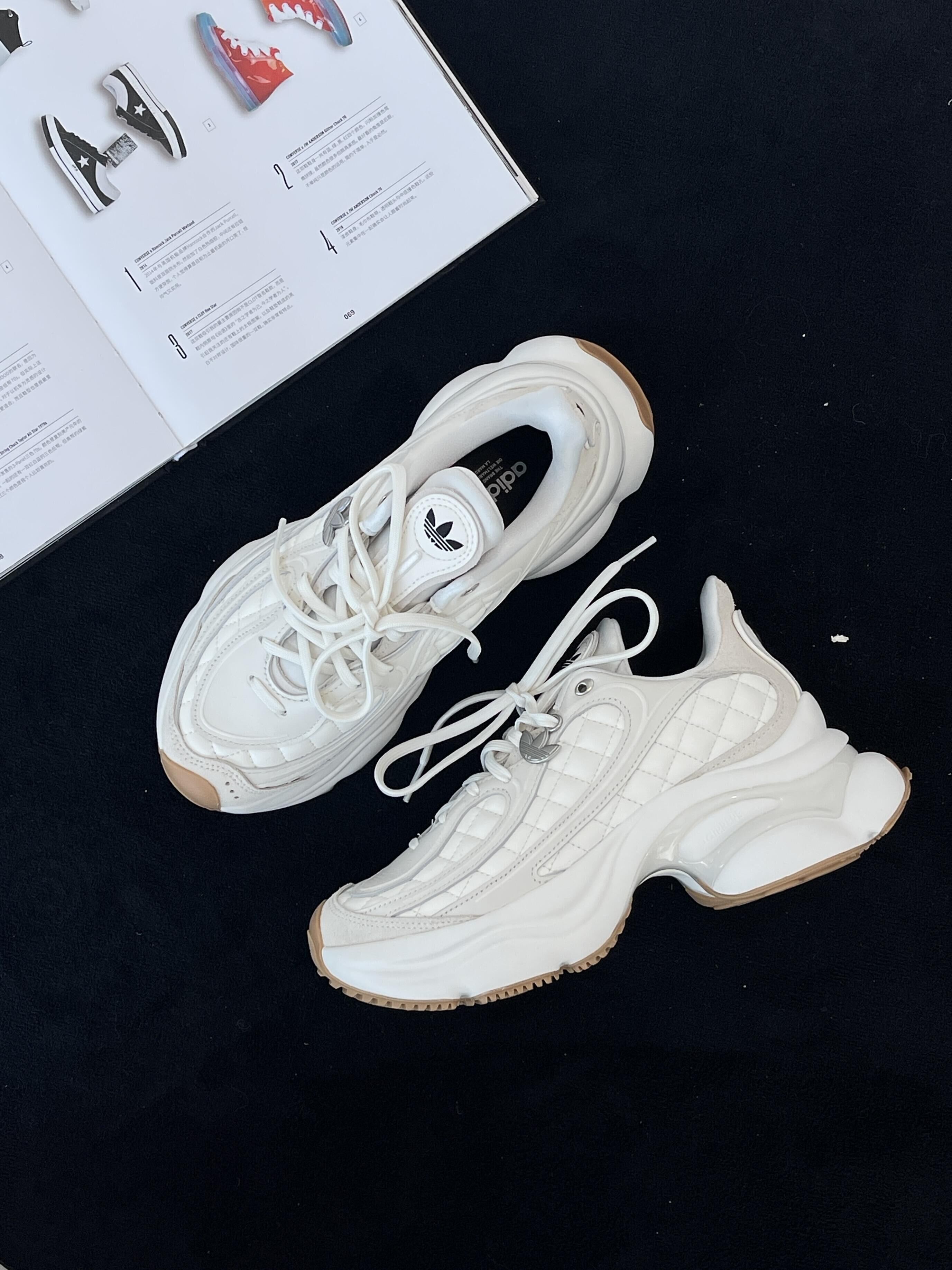 Adidas Originals Ozvenuz 米白色小香風菱格紋皮革厚底老爹鞋浮蝶鞋HQ26