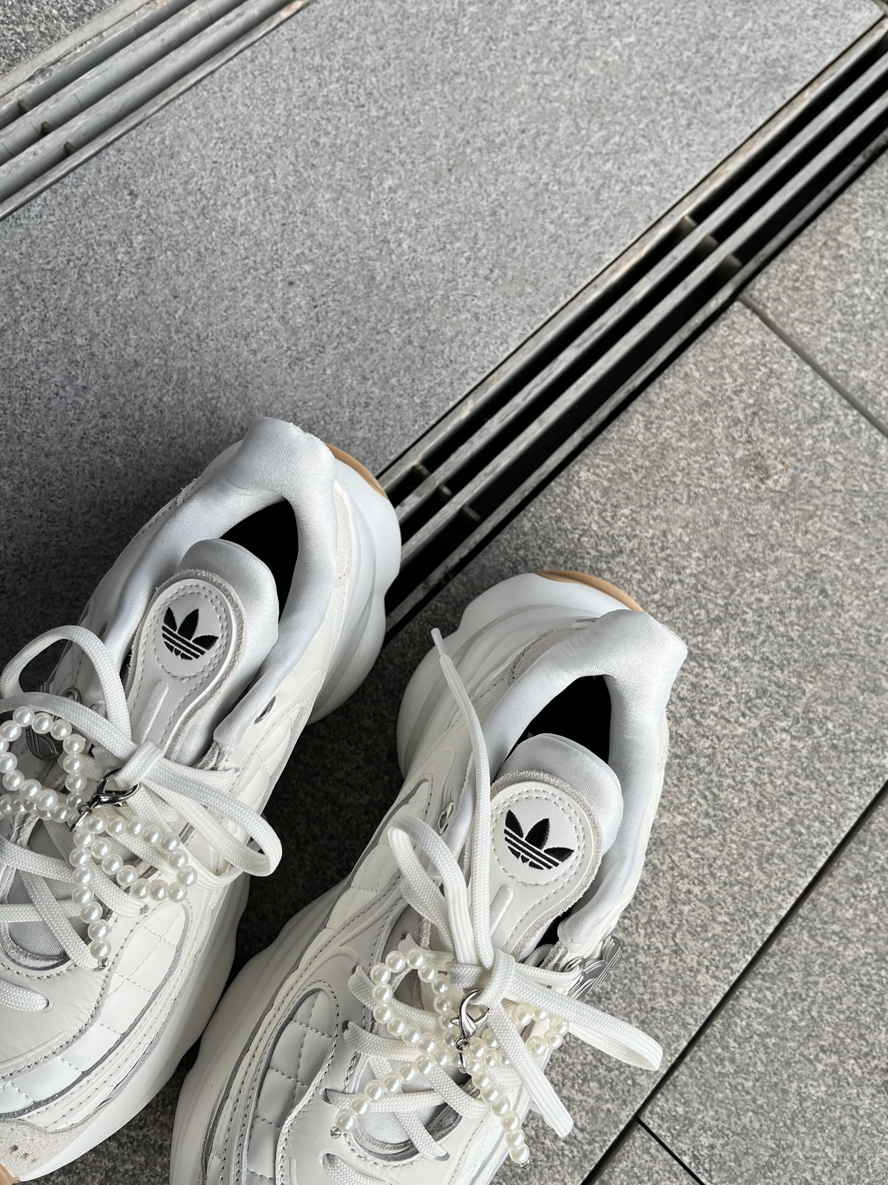 Adidas Originals Ozvenuz 米白色小香風菱格紋皮革厚底老爹鞋浮蝶鞋HQ26