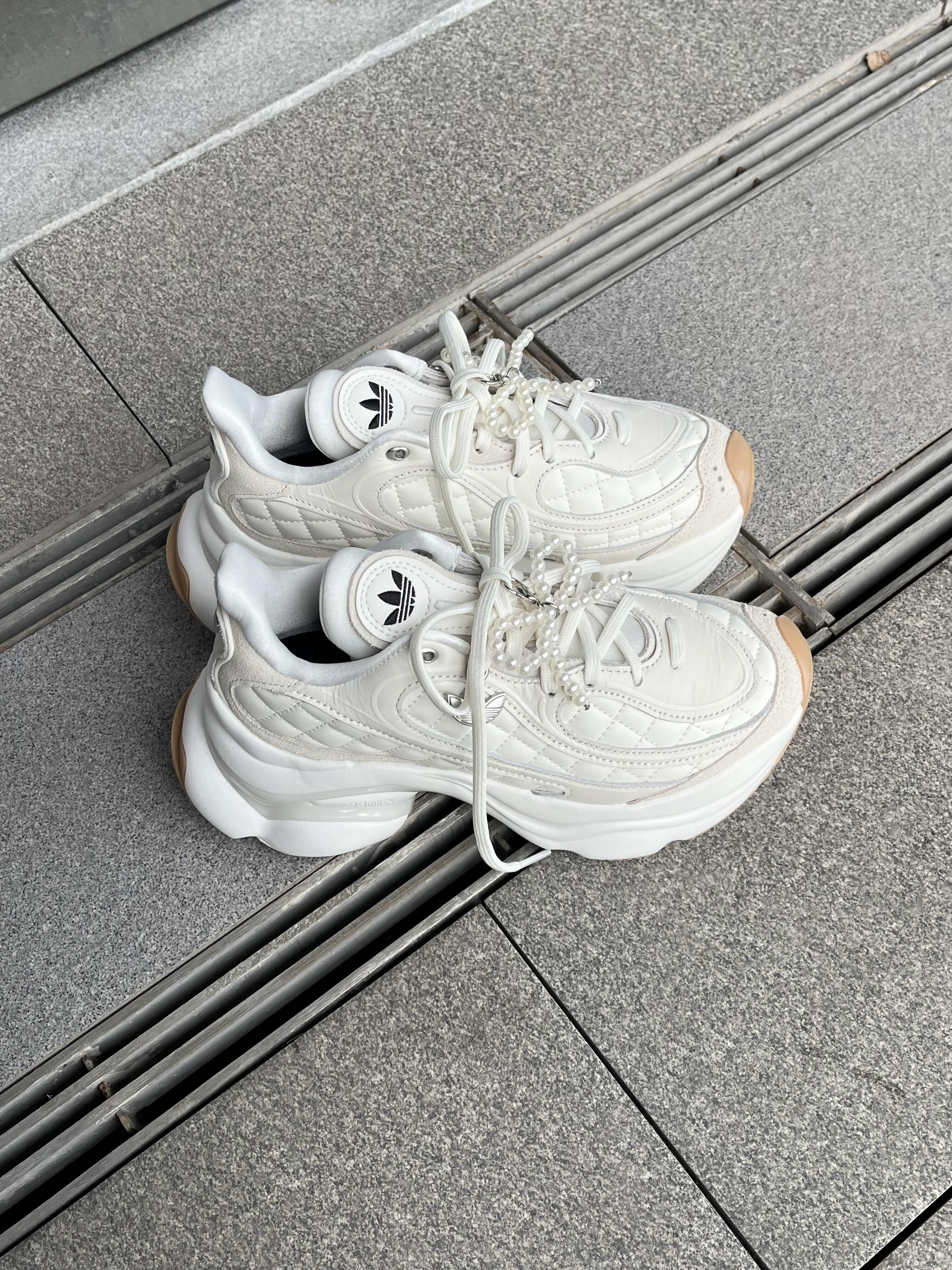 Adidas Originals Ozvenuz 米白色 小香風 菱格紋 皮革 厚底 老爹鞋 浮蝶鞋 HQ2643/預購