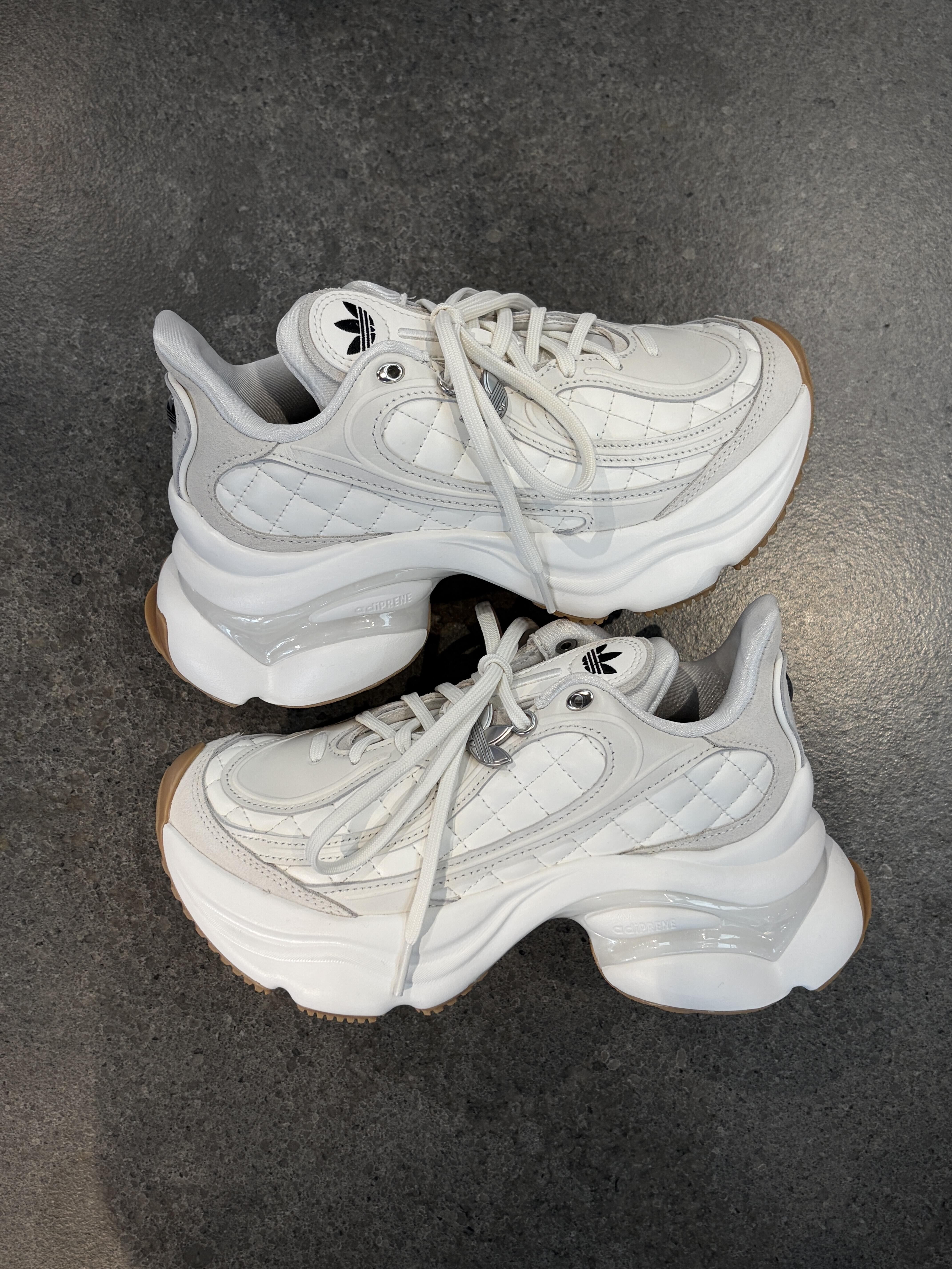 Adidas Originals Ozvenuz 米白色 小香風 菱格紋 皮革 厚底 老爹鞋 浮蝶鞋 HQ2643/預購