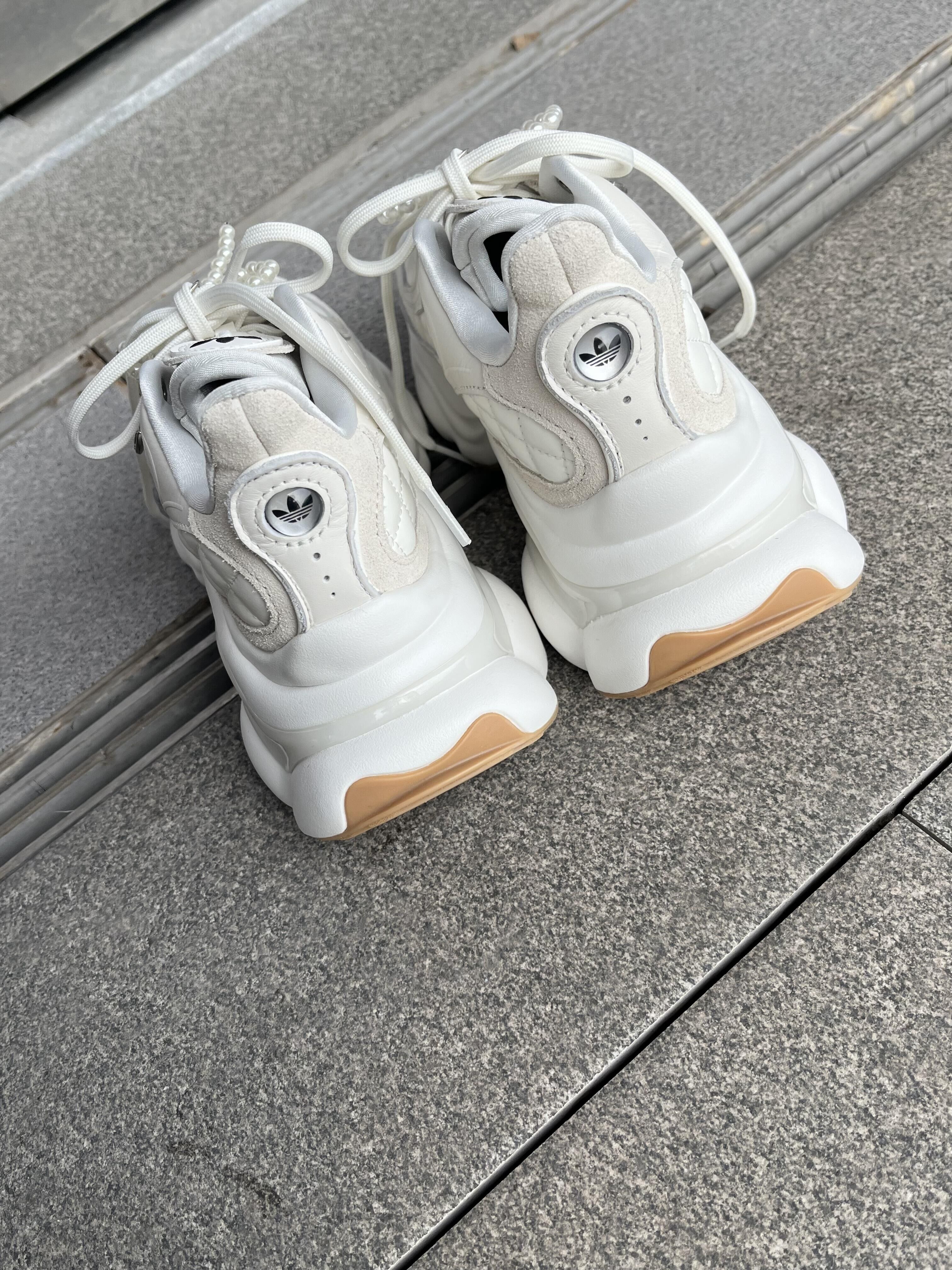 Adidas Originals Ozvenuz 米白色小香風菱格紋皮革厚底老爹鞋浮蝶鞋HQ26