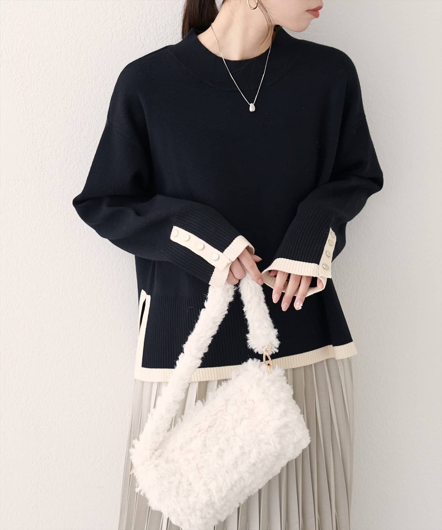 natural couture(ナチュラルクチュール)  スタンドネック袖口釦ゆるニット黑（0352050170）