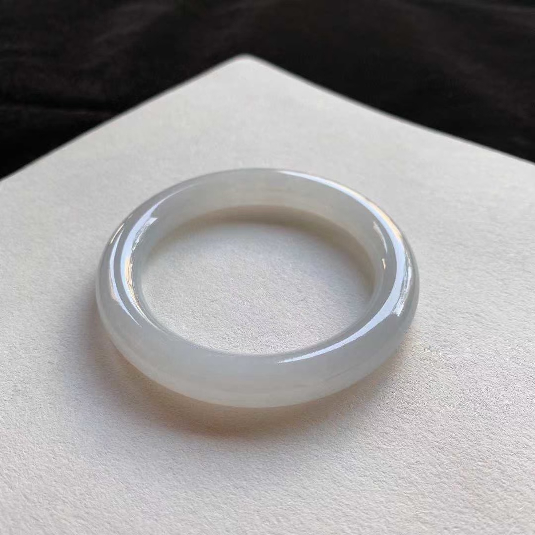 12292339 55.8mm翡翠冰種白圓條手鐲 (54-56)