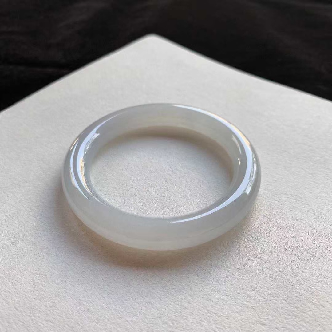 12292339 55.8mm翡翠冰種白圓條手鐲 (54-56)