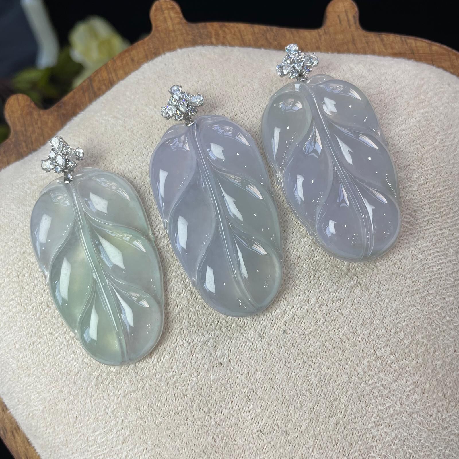 【直播】LL010509 難得一遇翡翠冰幻彩大葉子18K吊墜 (BR85)(送玉牌一個)