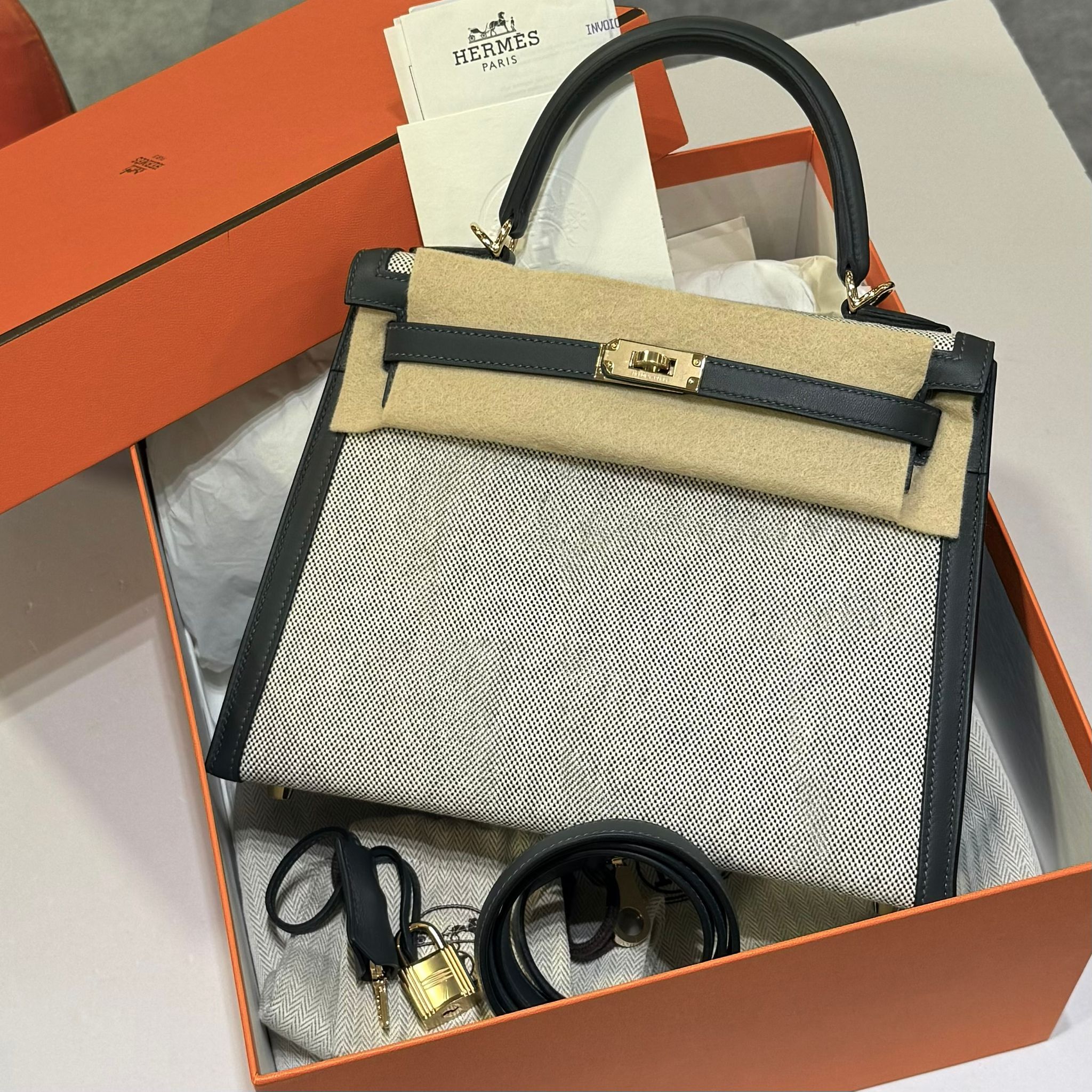 全新HERMES 愛馬仕 KELLY 25 W刻 TOILE / VEAU SWIFT CANVAS / GRIS MISTY GHW 灰色帆布金扣 #K25 #BRAND NEW #香榭站正品