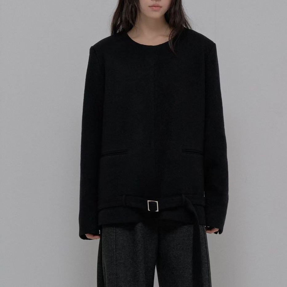 獨特感一字假口袋皮帶釦造型圓領上衣-F / 2色