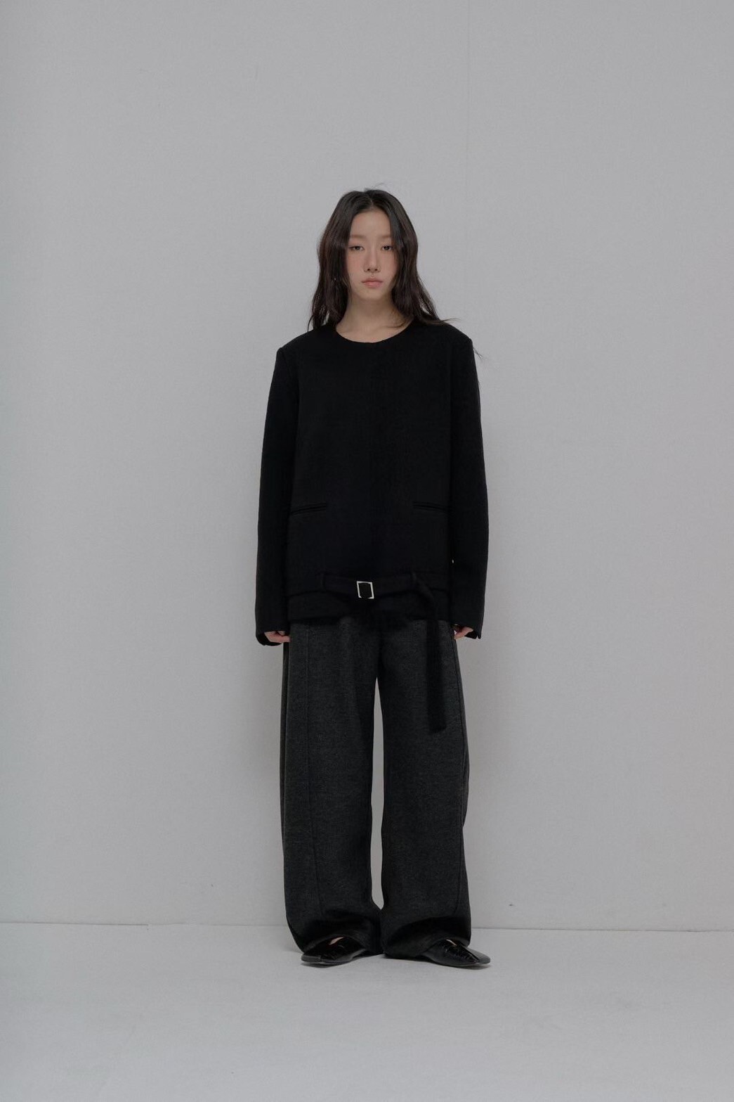 獨特感一字假口袋皮帶釦造型圓領上衣-F / 2色