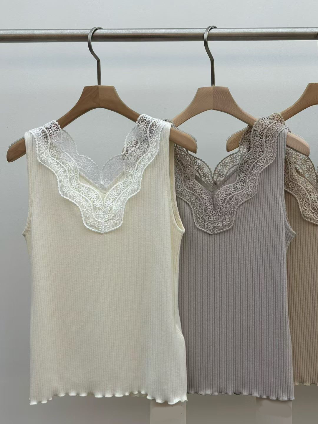 同色系蕾絲滾邊彈力螺紋背心上衣-F / 5色