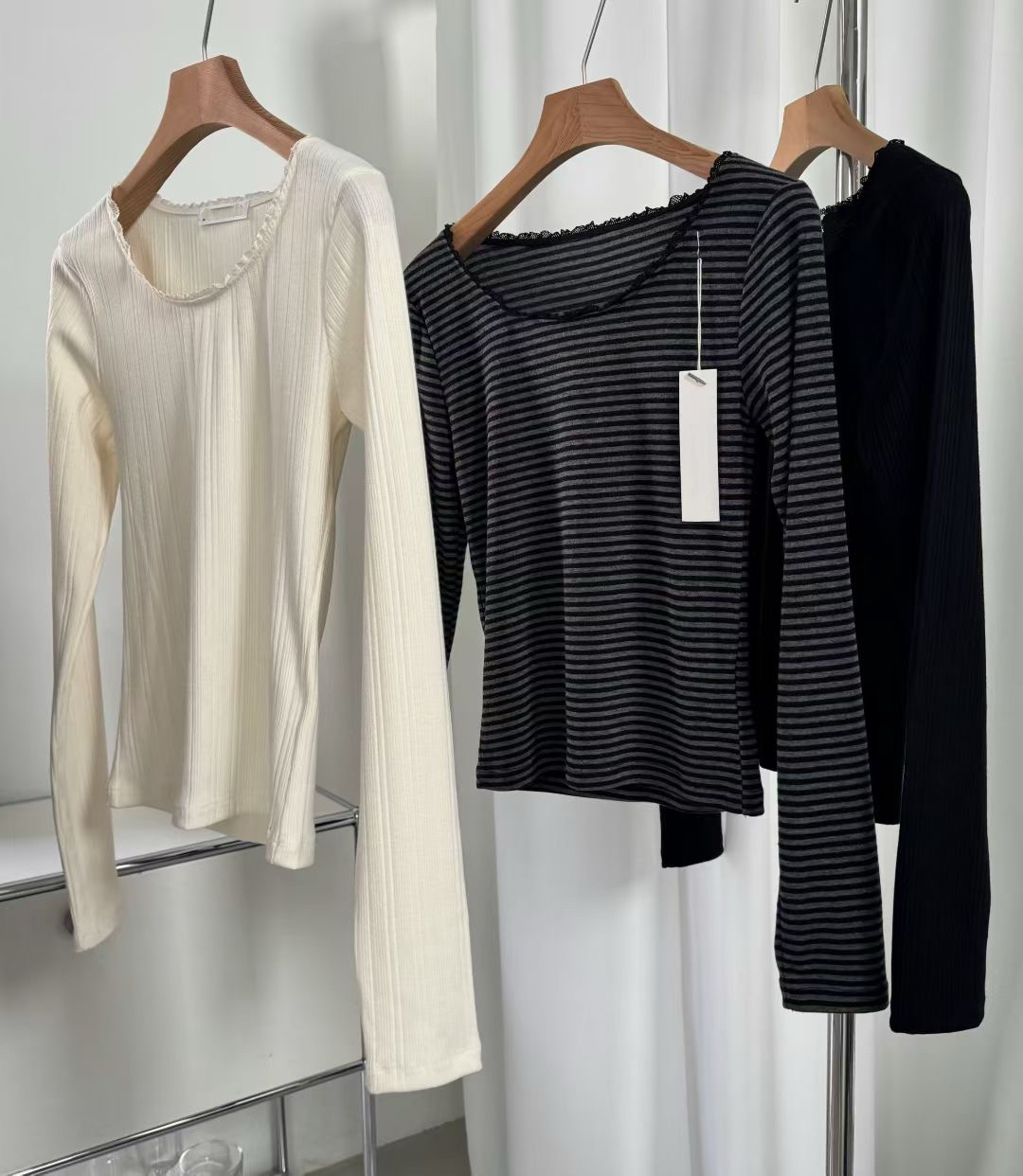 A10-圓領蕾絲小花邊上衣(條紋/黑/白)