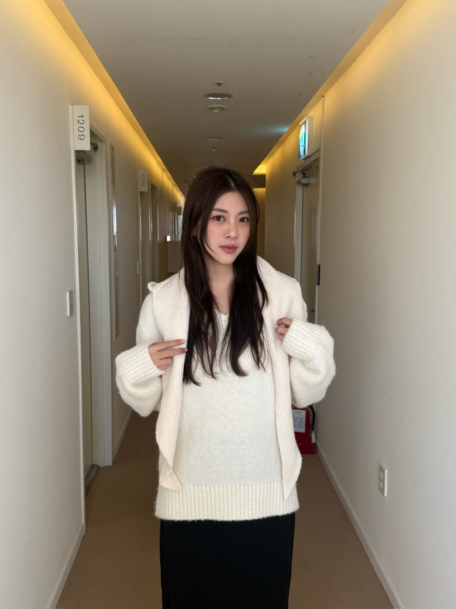 今年必備！麻花捲連帽圍巾(白/黑)