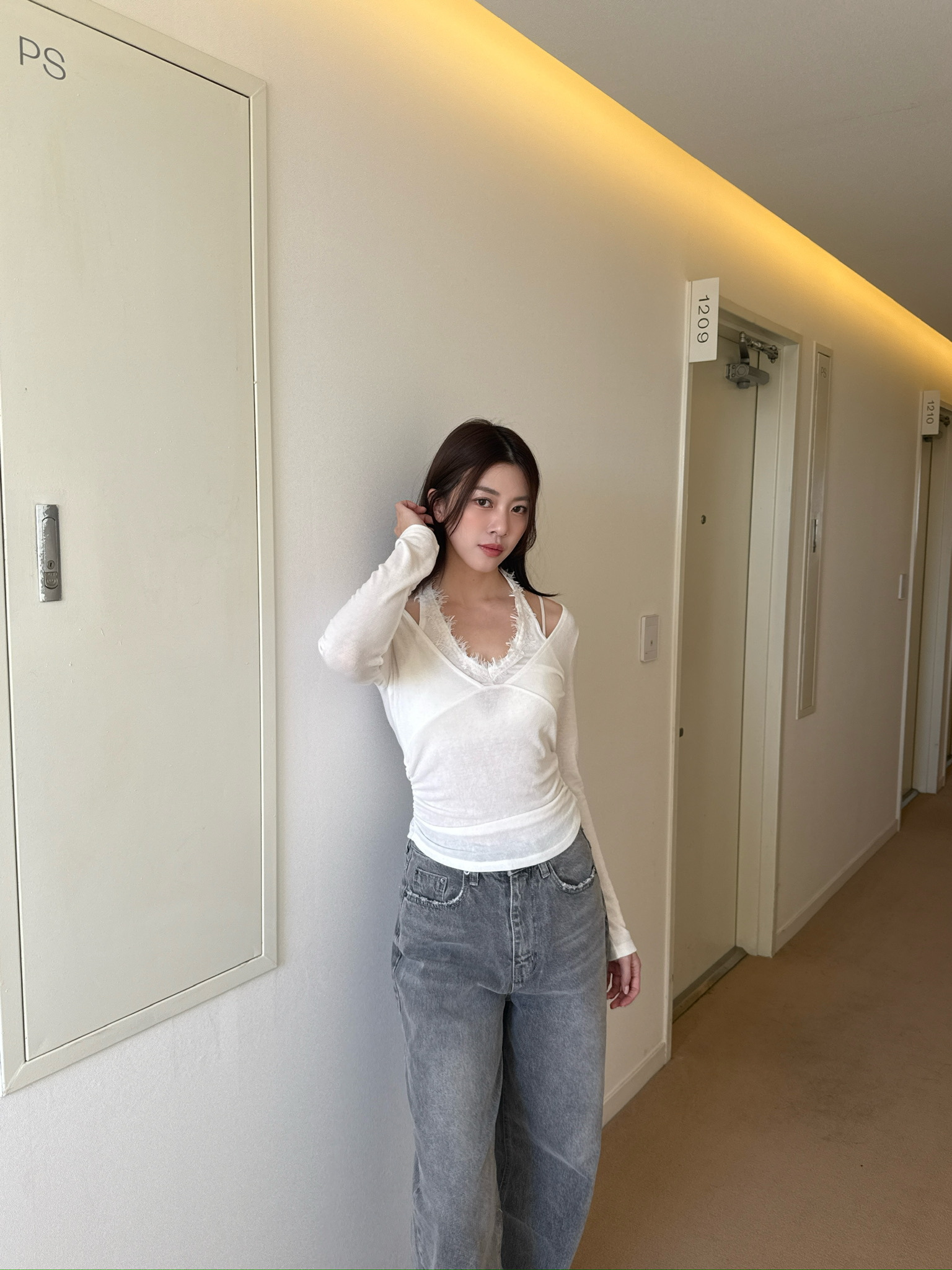 小姊姊的蕾絲繞脖上衣(白/黑)