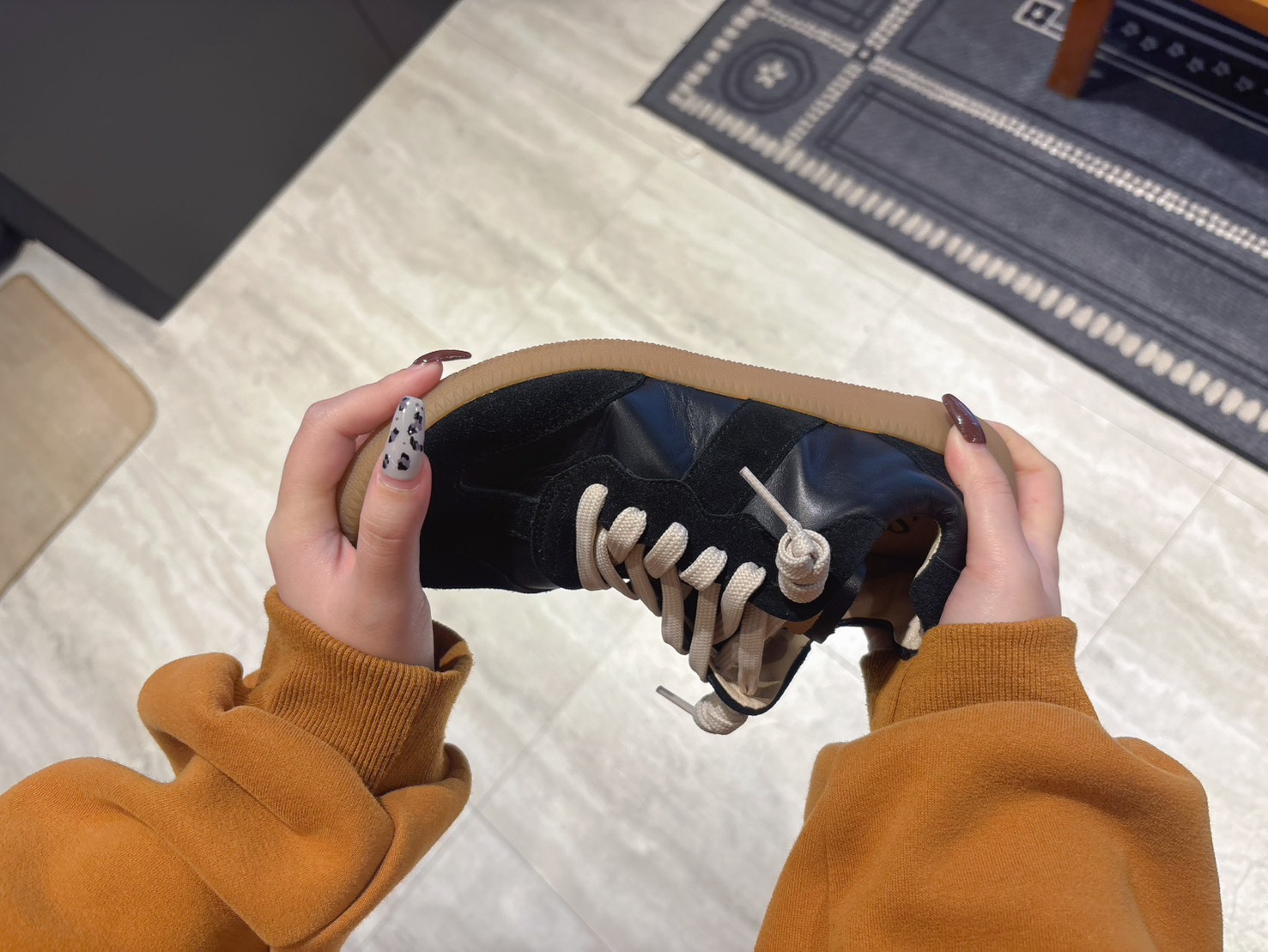 真皮鞋柔軟度測試，凹折後無死摺痕，適合拇指外翻與寬腳板