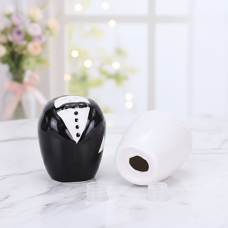 新郎新娘禮服調味罐椒鹽罐禮盒組,婚禮小物,結婚伴手禮,Mr. & Mrs." Ceramic Wedding Figurine Salt and Pepper Shaker Set