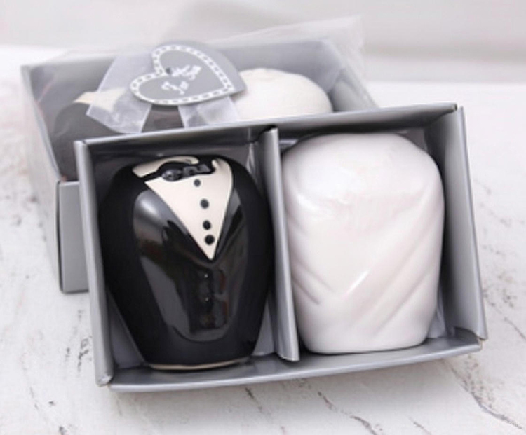 新郎新娘禮服調味罐椒鹽罐禮盒組,婚禮小物,結婚伴手禮,Mr. & Mrs." Ceramic Wedding Figurine Salt and Pepper Shaker Set