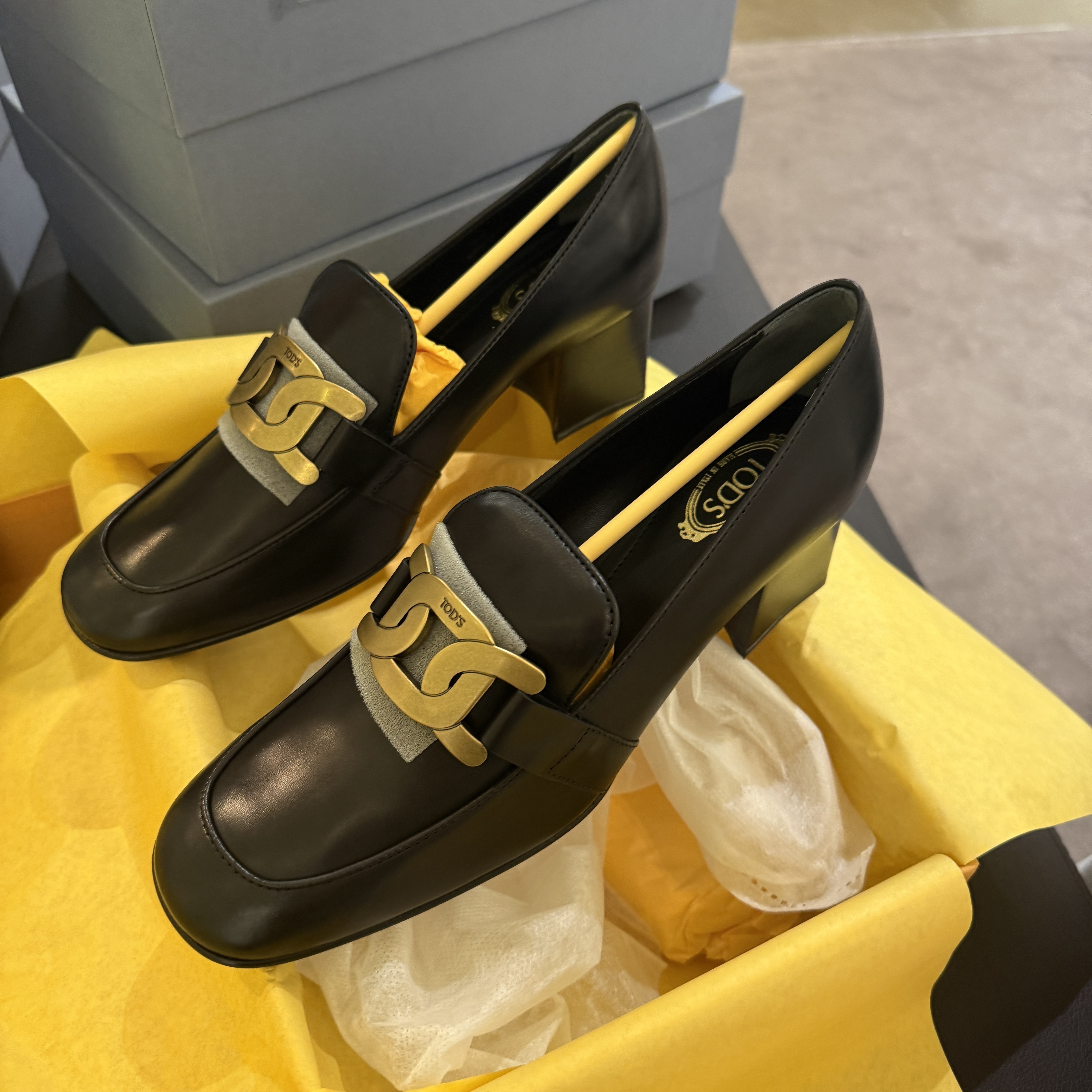 Tod’s Kate heels loafers black