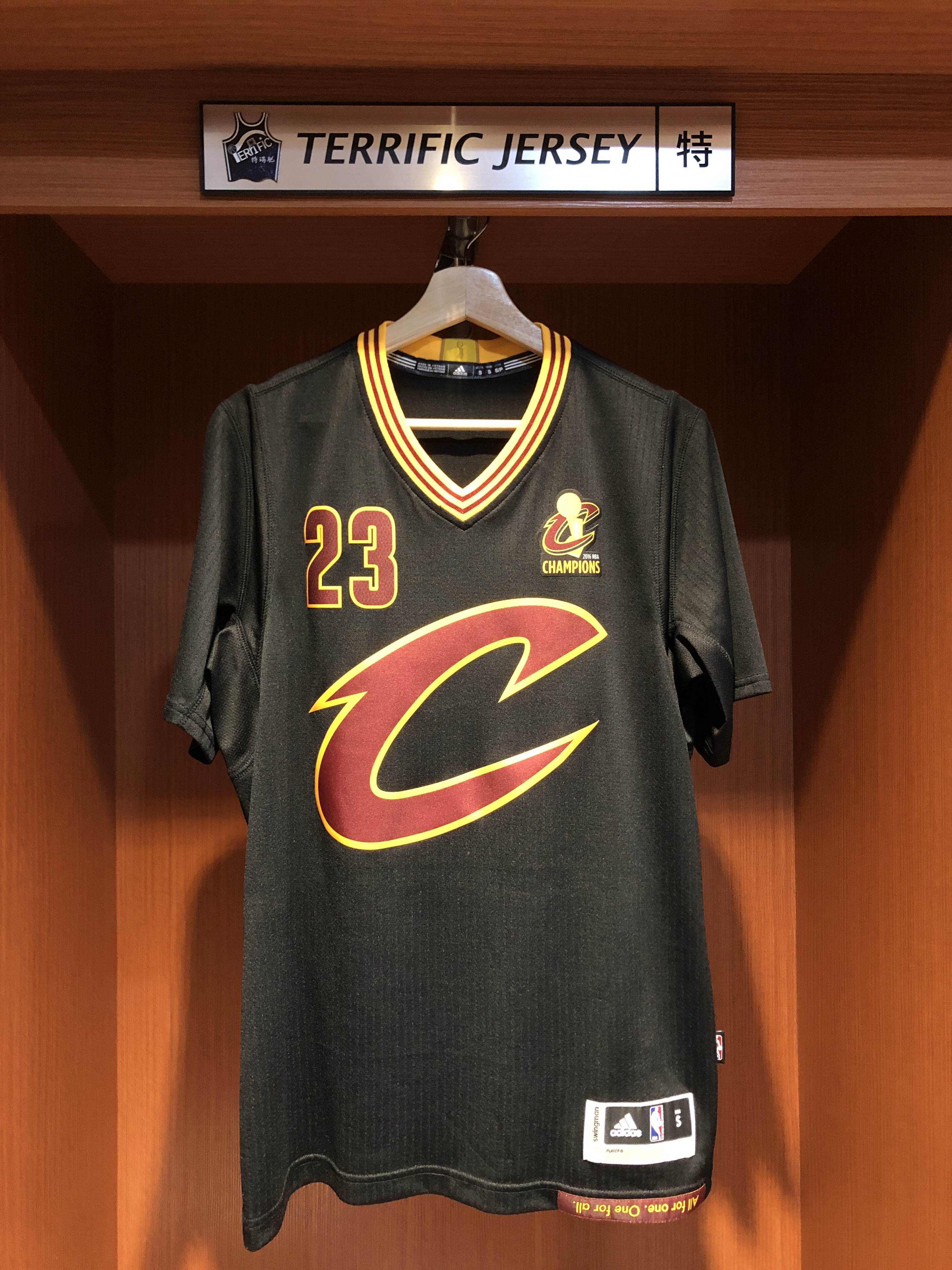 NBA球衣 Lebron James 克里夫蘭騎士黑短袖 冠軍紀念 Adidas Swingman 球迷版 熱轉印 全新