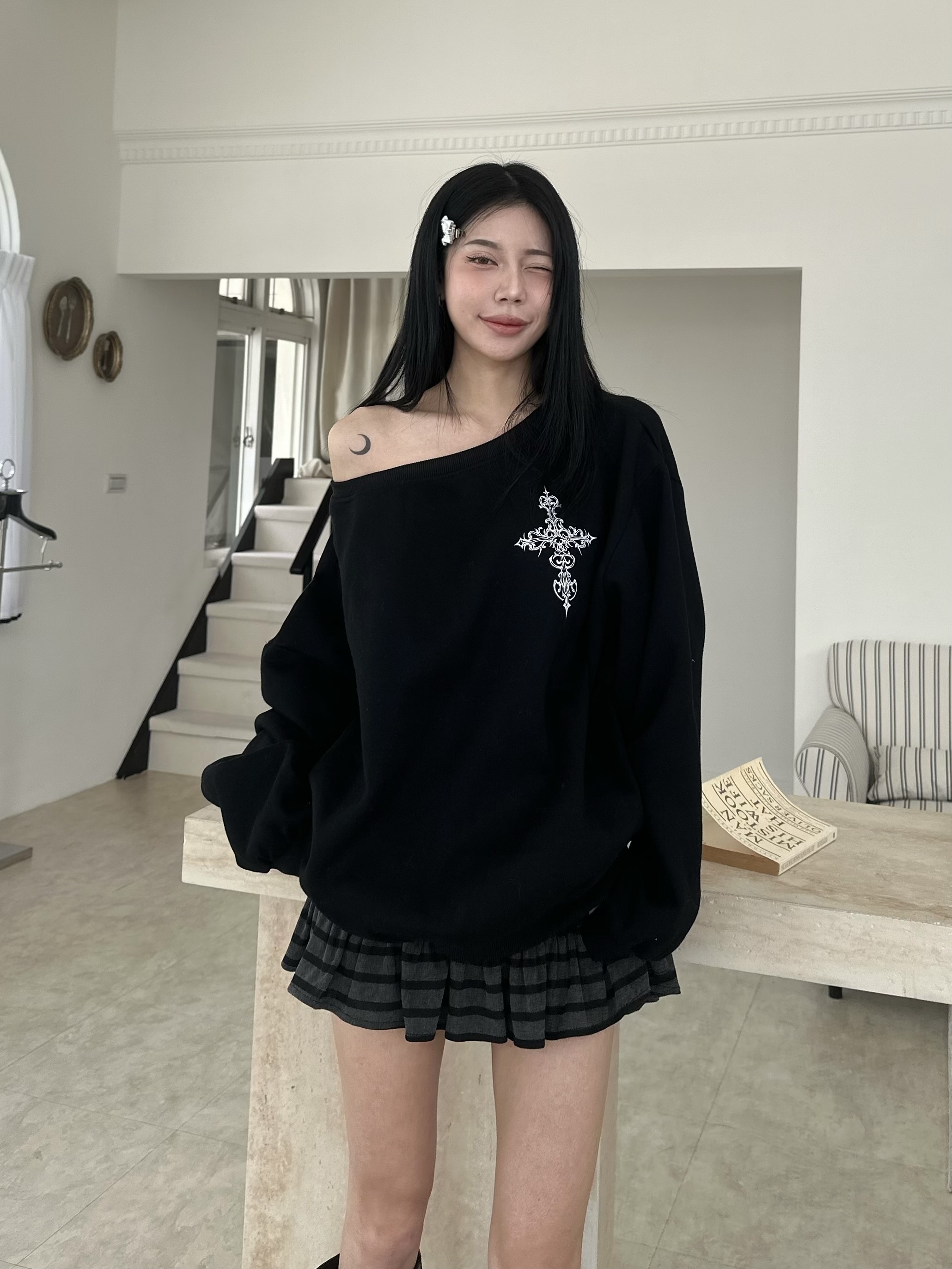 mmb十字架印花斜領大學T