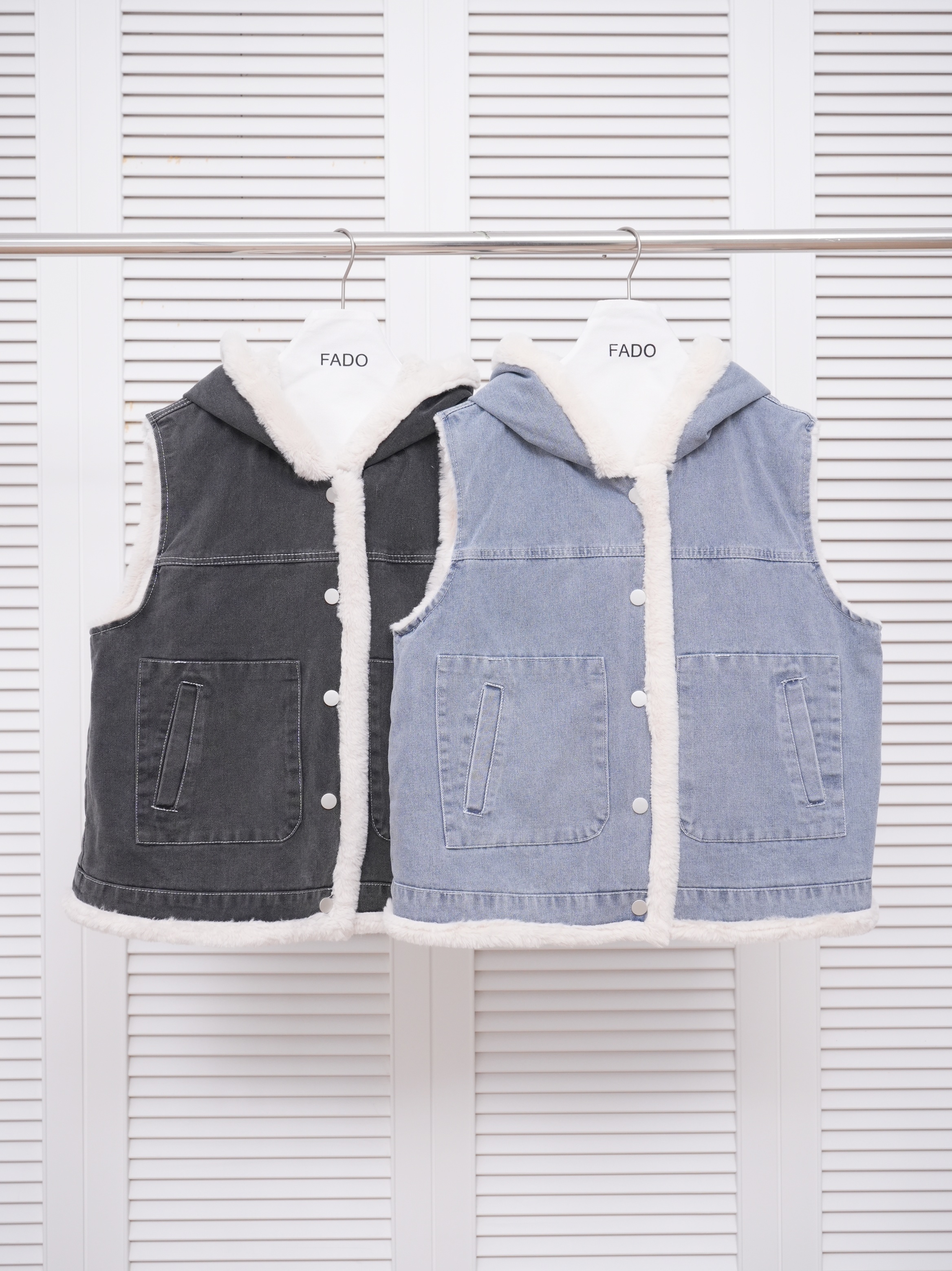 法朵Fado shop｜連帽雙面穿厚絨毛牛仔背心外套 859A002 藍/黑