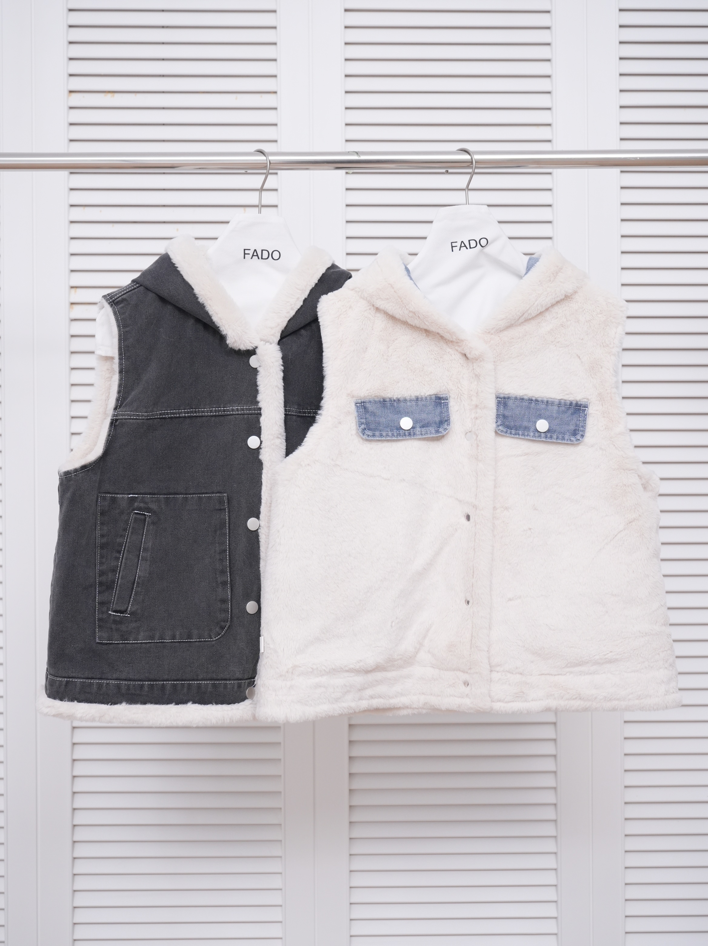 法朵Fado shop｜連帽雙面穿厚絨毛牛仔背心外套 859A002 藍/黑